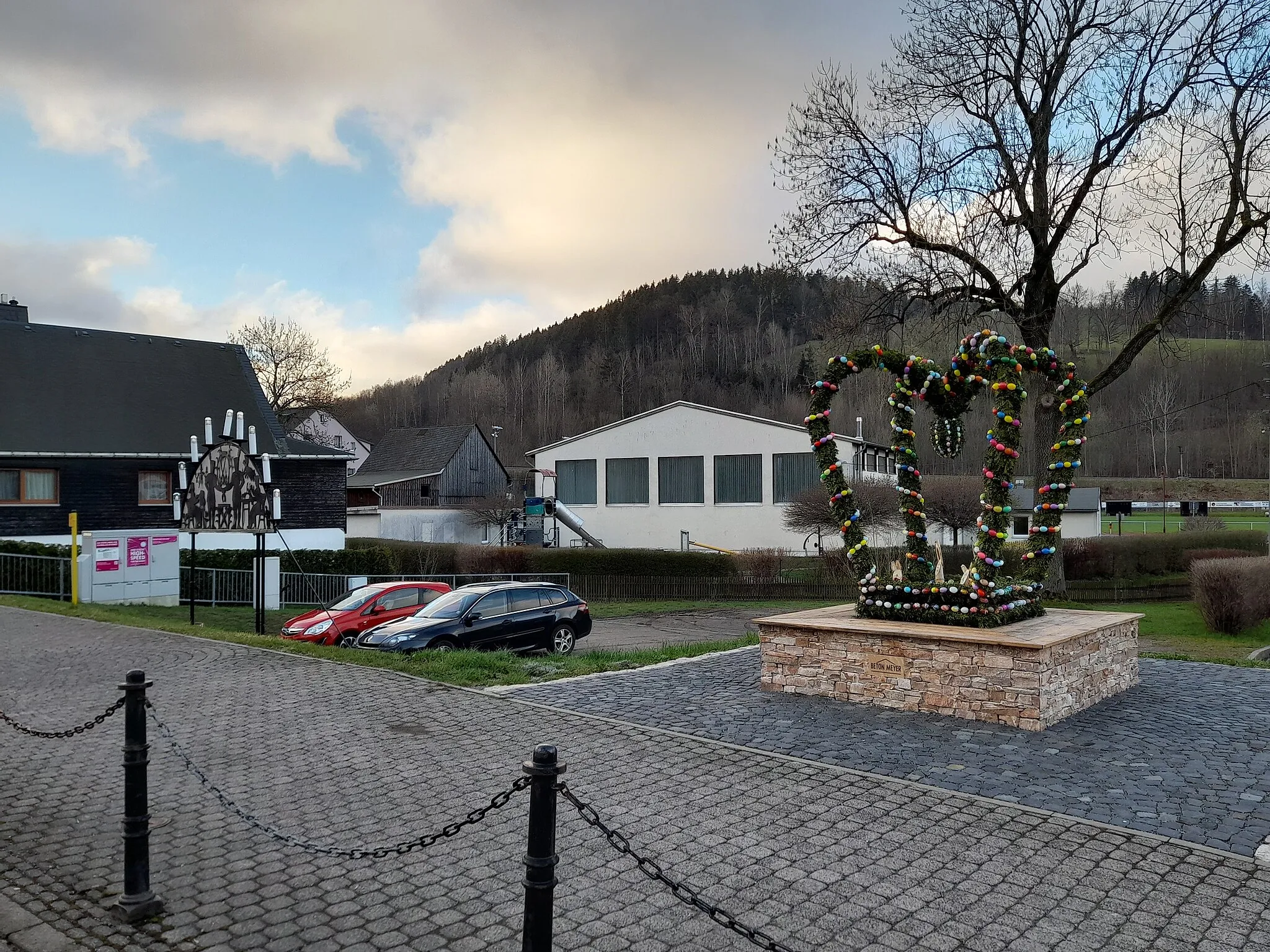 Photo showing: Osterbrunnen Markersbach mit Außenschwibbogen