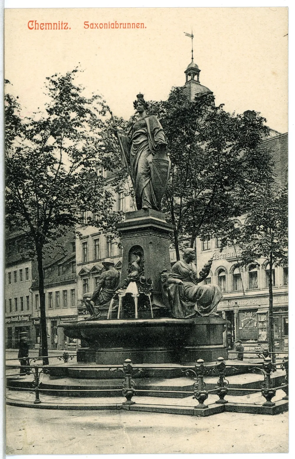 Photo showing: Saxoniabrunnen in Chemnitz, an der Westseite des Roßmarkts; 1893 von Architekt Hans Pätzel, Bildhauer Bruno Fischer und Bildhauer Albert Ohlendieck; Bronzeskulpturen im Zweiten Weltkrieg eingeschmolzen; Sockel seit 2013 mit nach Fotografien erstellten Replikaten der Skulpturen auf dem Johannisplatz