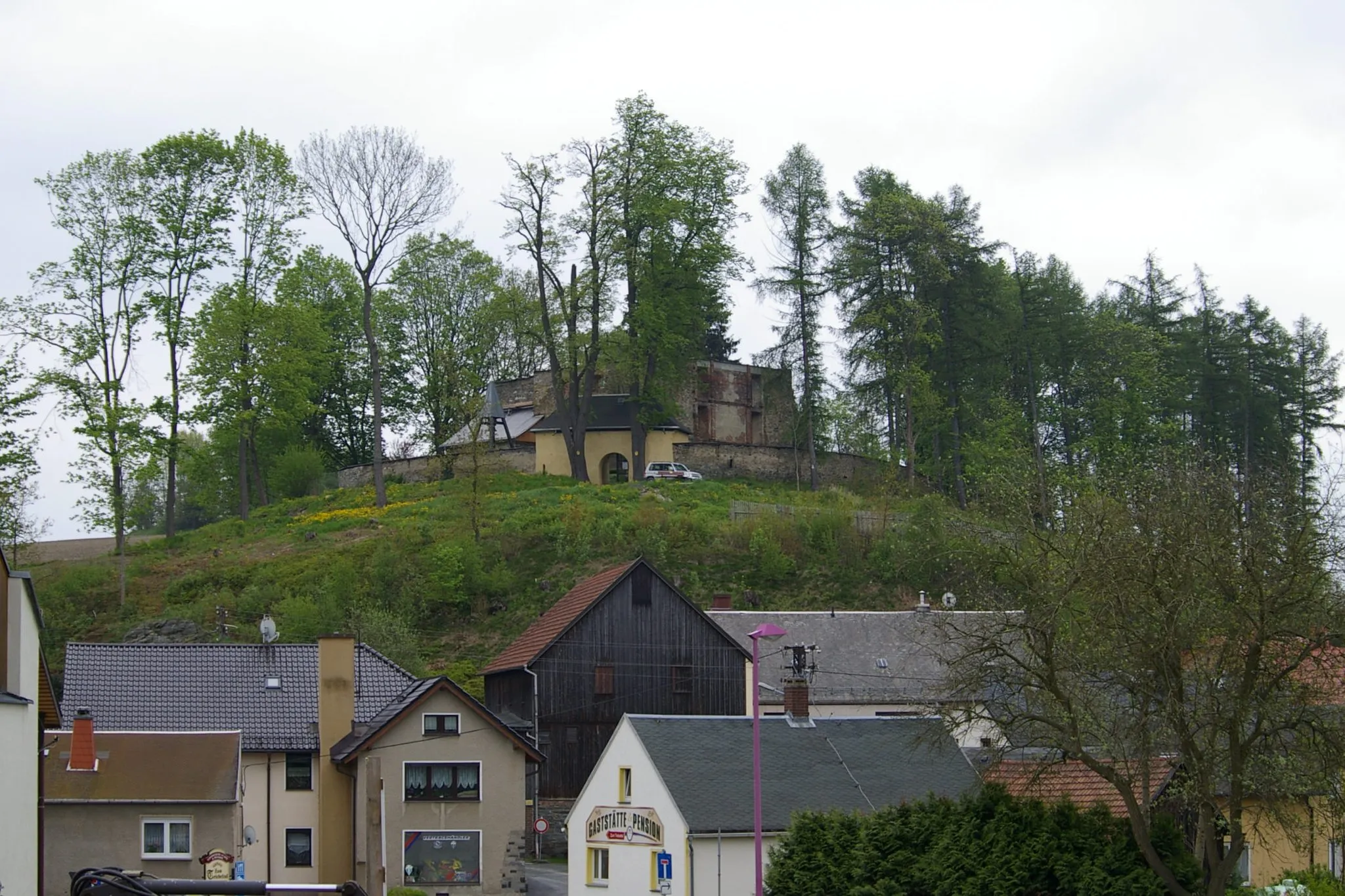 Photo showing: The church hill in the village Triebel