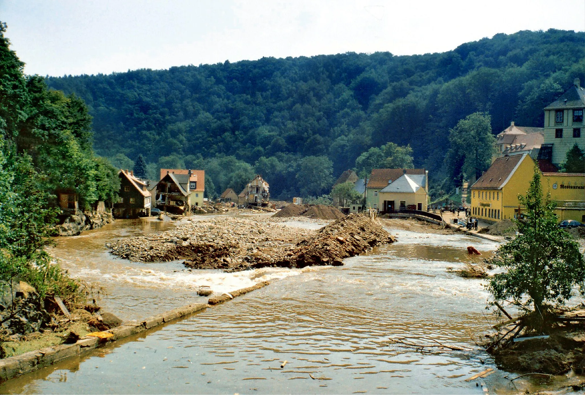 Photo showing: 18.08.2002  01809  Weesenstein (Müglitztal): Schäden des Hochwassers der Müglitz vom 13. August 2002. Blick vom Bahndamm nach Nordosten in den Ort Weesenstein im Gebiet 
der Schulstraße (GMP: 50.933504,13.860142). Hier hat die Müglitz am Schlimmsten gewütet. Rechts das Schloß.                      [F20020817A33S.jpg]20020818550AR.JPG(c)Blobelt