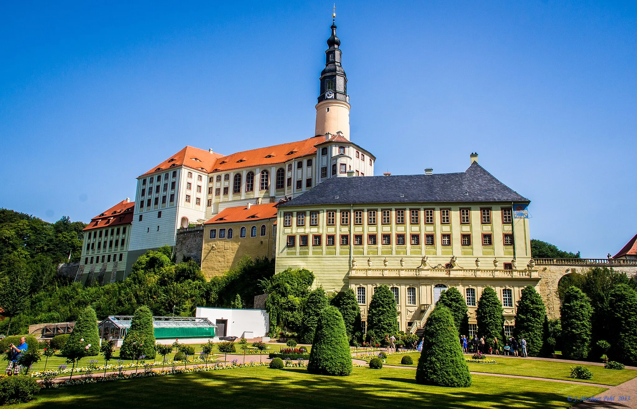 Photo showing: Der Ursprung dieser Schlossanlage ist weitgehend unbekannt. Wahrscheinlich wurde im 10 Jhd mit dem Bau einer Burg auf einem Felssporn  im Tal der Müglitz begonnen. Erstmals urkundlich erwähnt wurde die Anlage 1318. Formal als Erbe der böhmischen Krone wird Weesenstein 1459 erklärt. Im 30 jährigen Krieg wird die Schlossanlage und die Umgebung von Pirna 10 Jahre lang von brandschatzenden und plündernden schwedischen Soldateska stark verwüstet.
1933 schließlich erwarb der Landesverein sächsischer Heimatschutz das Schloss und implementierte ein Museum. In der DDR verfiel die Anlage langsam, da das Geld für eine Erhaltung fehlte. Seit der Wiedervereinigung gehört das Schloss dem sächsischen Staat und wird aufwendig restauriert.

Das Schloss liegt 20 Km südlich von Dresden und 10 Km westlich von Pirna.