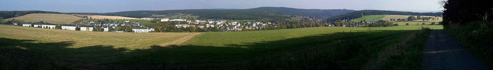 Photo showing: Blick vom de:Spiegelwald (728m ü. NN) im de:Erzgebirge, auf de:Grünhain (ein Ortsteil von de:Grünhain-Beierfeld) mit dem de:Schatzenstein (760m ü. NN) im Hintergrund.