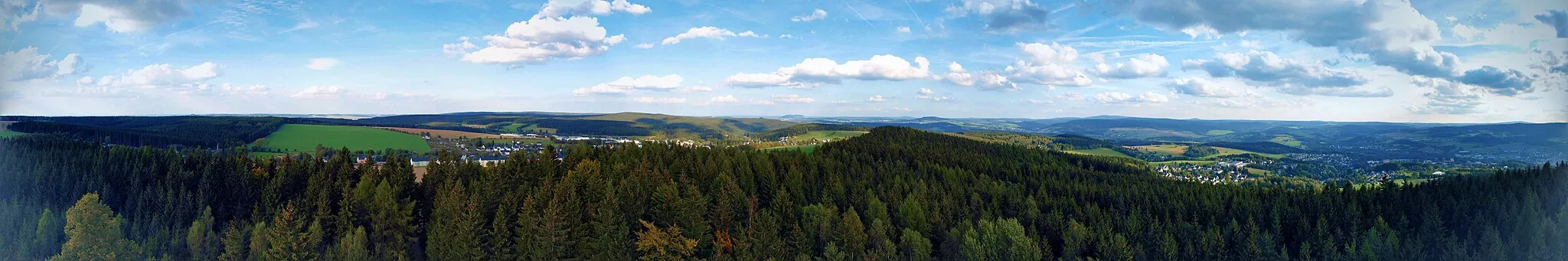 Photo showing: Die Grünhain-Beierfelder Stadtteile Grünhain (links) und Beierfeld (rechts im Vordergrund) vom König-Albert-Turm auf dem Spiegelwald gesehen.