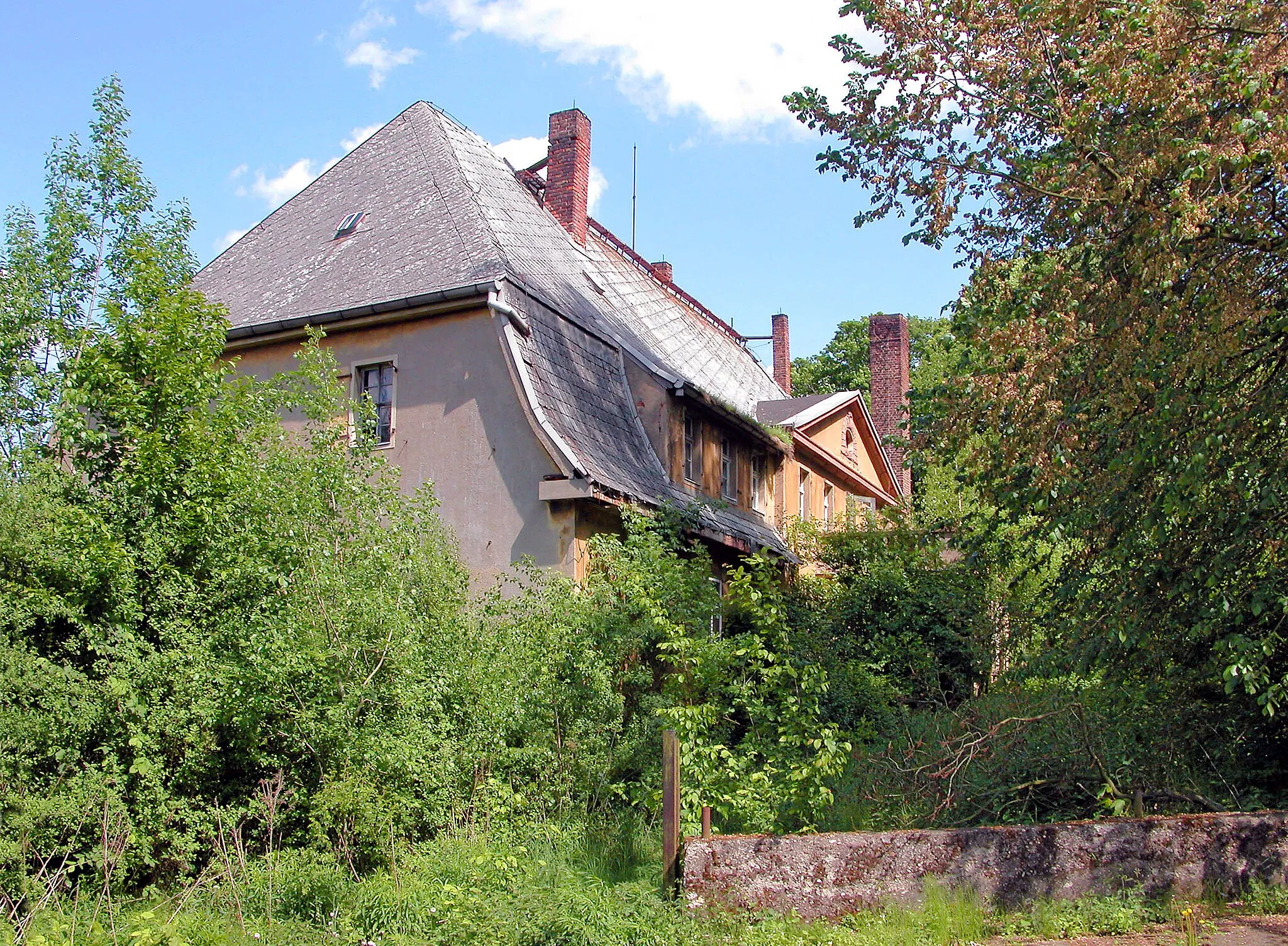 Photo showing: 24.05.2006   04720  Ebersbach (Döbeln), Am Rittergut (GMP: 51.096599,13.130426): Verfallendes Herrenhaus des ehemaligen Ritterguts. Es war im 17. Jahrhundert im Besitz der 
Marschälle von Bieberstein, es folgten verschiedene Adelsfamilien und bürgerliche Eigentümer. Das Herrenhaus aus dem 18. Jahrhundert erhielt 1922 ein neues Portal und einen wappengeschmückten Giebel. Aus dem 1945 enteigneten Rittergut wurde in der DDR ein Volksgut. 1990 mußte es seinen Betrieb einstellen. Das Gut wurde privatisiert, seitdem verfällt es. Sicht von Südwesten.                                                                                                                           [DSCN10251.TIF]20060524190DR.JPG(c)Blobelt