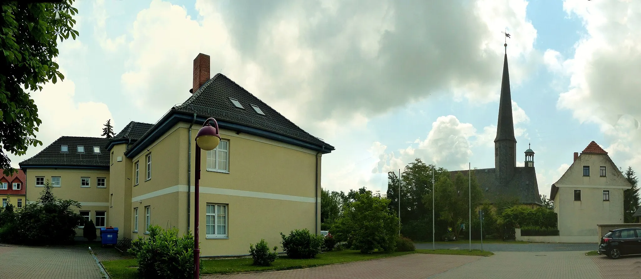 Photo showing: Gemeindeverwaltung "Altenburger Land" und Kirche in Mehna