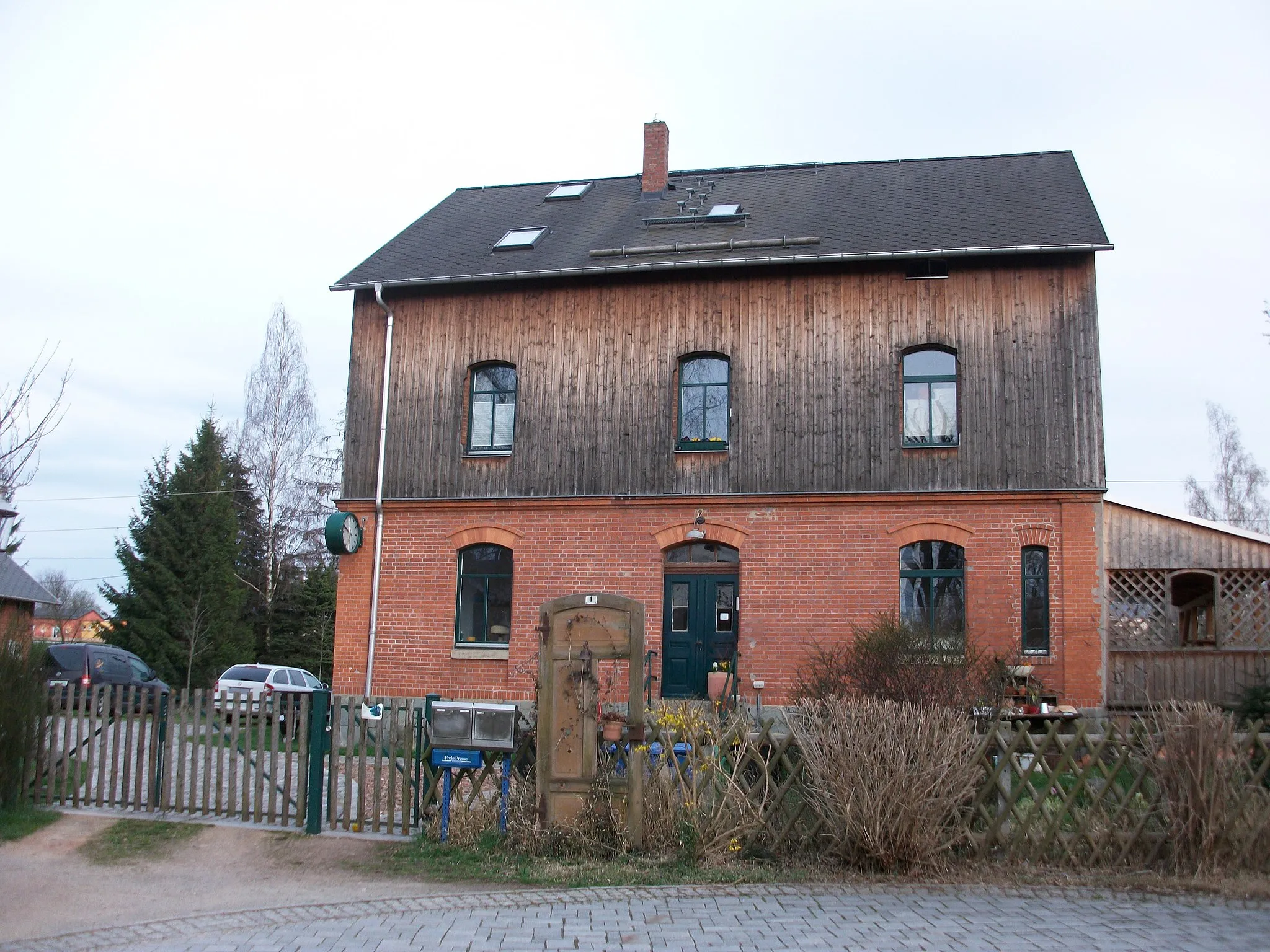 Photo showing: Bahnhof Jahnsdorf, ehem. Empfangsgebäude, Straßenansicht (2016)