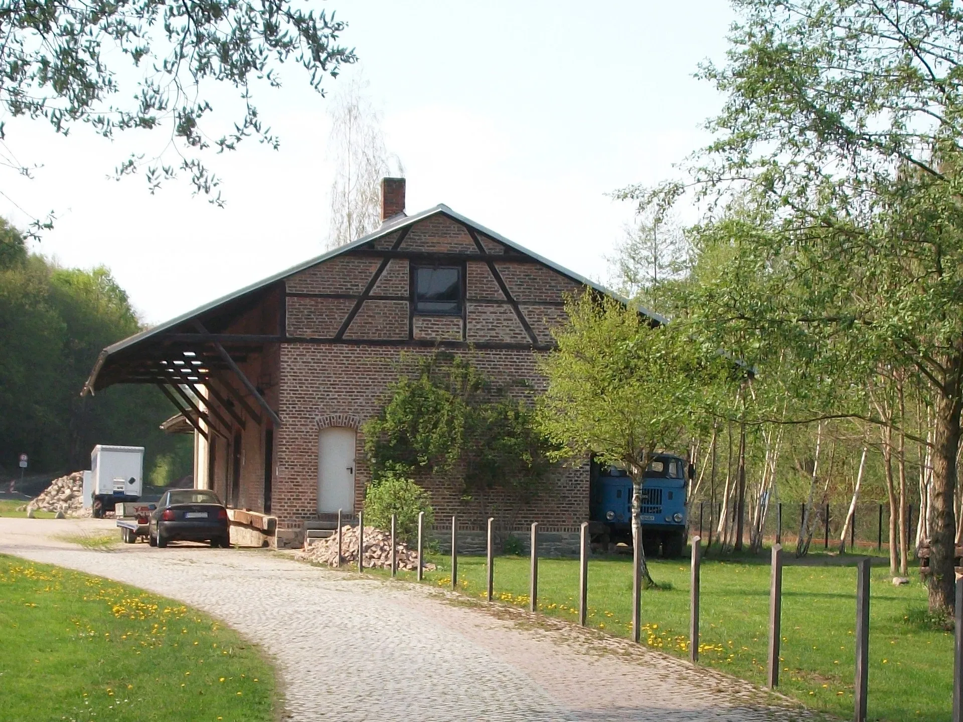 Photo showing: Bahnhof Wiesenburg (Sachs) (alt), Güterschuppen (2018)