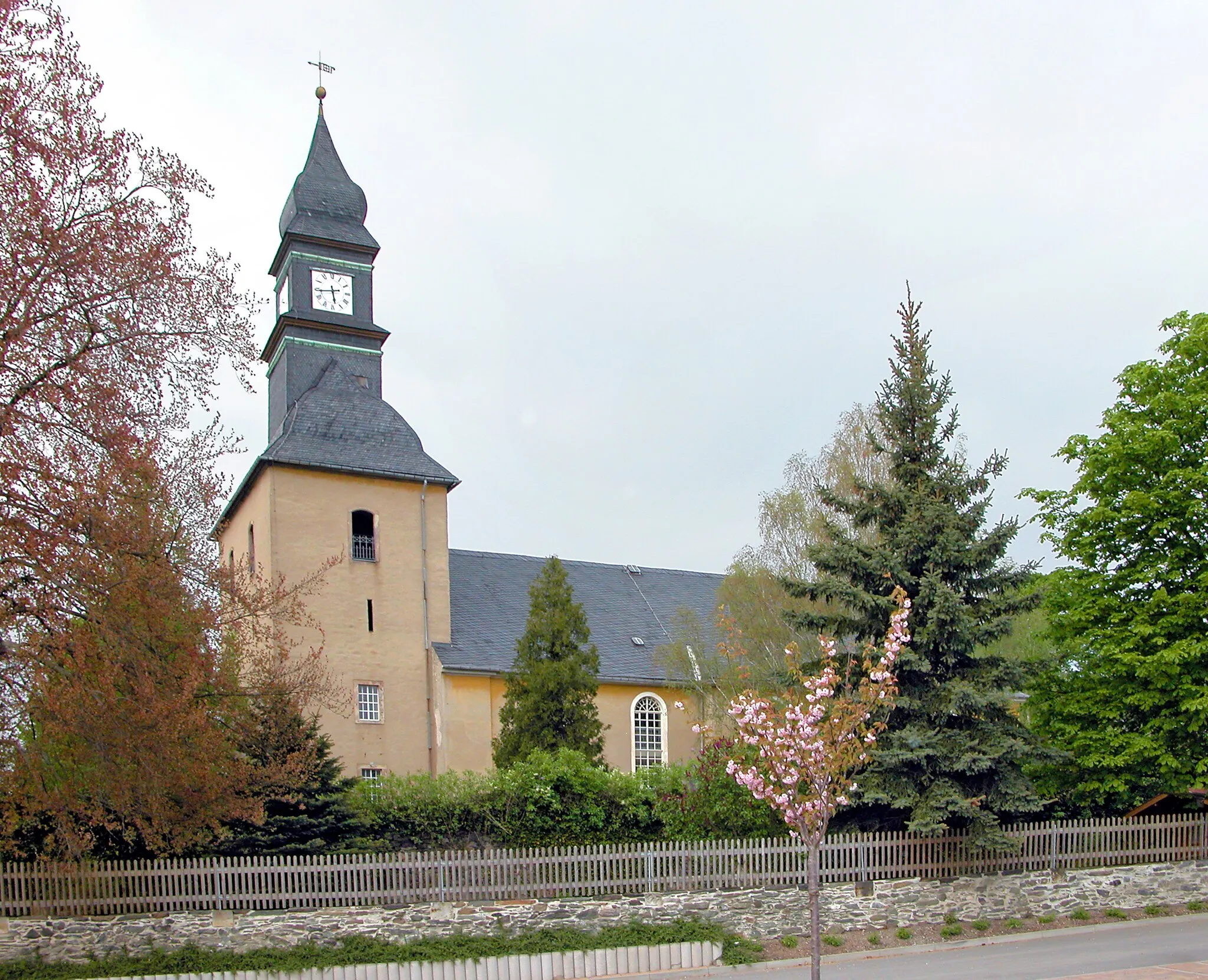 Photo showing: 28.04.2011   09661  Pappendorf (Striegistal): Dorfkirche St. Wenzel (GMP: 50.988701,13.182622). Die St.-Wenzels-Kirche ist aus einer romanischen Saalkirche 
mit Westturm, Langhaus und einem wohl gotischen Rechteckchor hervorgegangen. Der spätgotische Flügelaltar, der dieses Bauwerk zierte,befindet sich heute in der Burgkapelle St. Martin in Leisnig. 1772 wurde auf den romanischen Westturm, der durch die Jahrhunderte erhalten blieb, ein geschweiftes Walmdach gesetzt. Über diesem erhebt sich als Glockenträger ein Dachreiter mit Zwiebelhaube.1839/40 errichtete der Kirchenbaumeister Christian Friedrich Uhlig (1774-1848) aus Altenhain bei Chemnitz ein neues Kirchenschiff. Es ist auf rechteckigem Grundriss angelegt und besitzt einfache Rundbogenfenster.                                                                                                                                                                                [DSCNn2536.TIF]20110428600DR.JPG(c)Blobelt