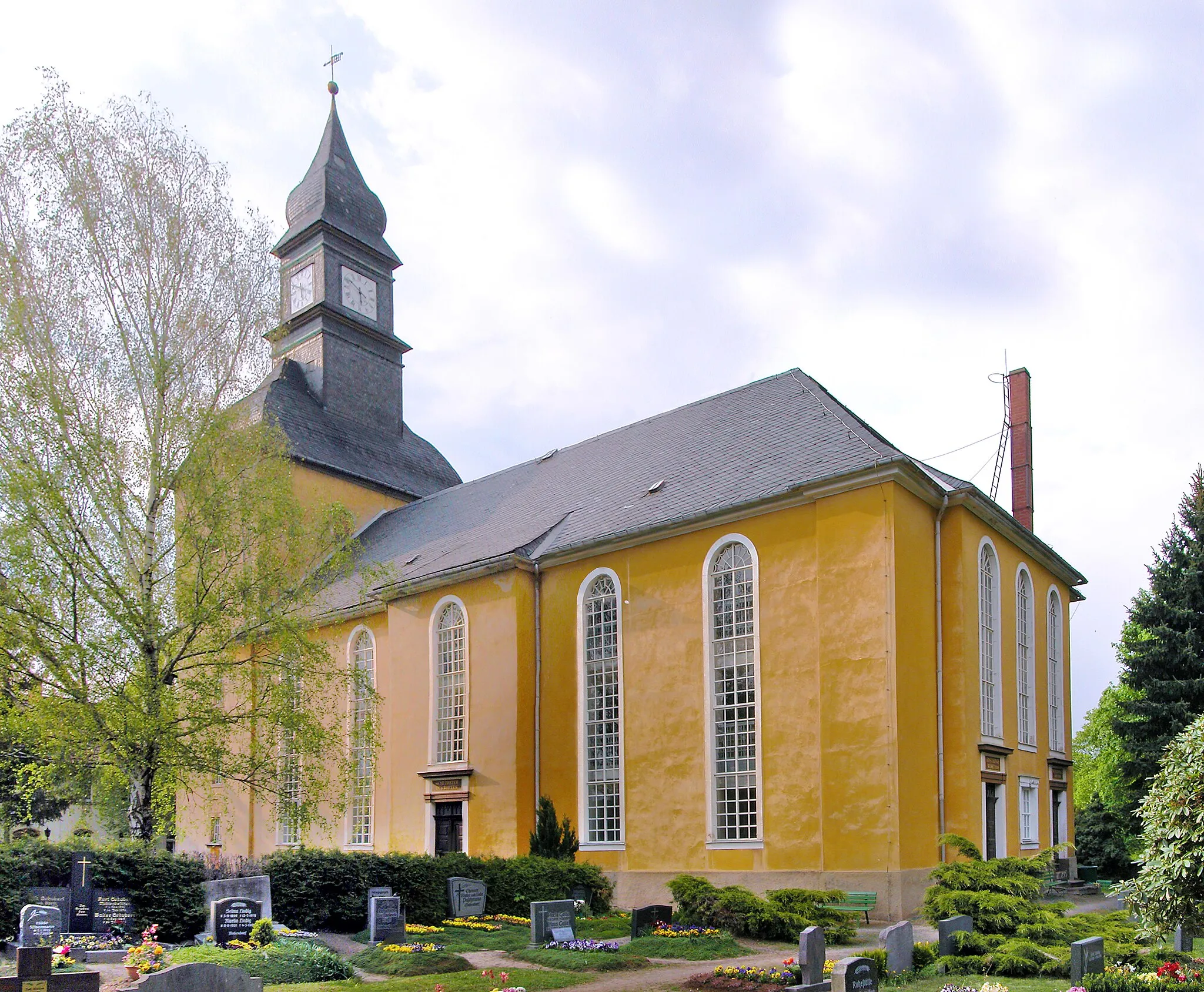 Photo showing: 28.04.2011   09661  Pappendorf (Striegistal): Dorfkirche St. Wenzel (GMP: 50.988701,13.182622). Die St.-Wenzels-Kirche ist aus einer romanischen Saalkirche mit Westturm, Langhaus und einem wohl gotischen Rechteckchor hervorgegangen. Der spätgotische Flügelaltar, der dieses Bauwerk zierte,befindet sich heute in der Burgkapelle St. Martin in Leisnig. 1772 wurde auf den romanischen Westturm, der durch die Jahrhunderte erhalten blieb, ein geschweiftes Walmdach gesetzt. Über diesem erhebt sich als Glockenträger ein Dachreiter mit Zwiebelhaube.1839/40 errichtete der Kirchenbaumeister Christian Friedrich Uhlig (1774-1848) aus Altenhain bei Chemnitz ein neues Kirchenschiff. Es ist auf rechteckigem Grundriss angelegt und besitzt einfache Rundbogenfenster.                                                                       [DSCNn2538-2539.TIF]20110428605MDR.JPG(c)Blobelt