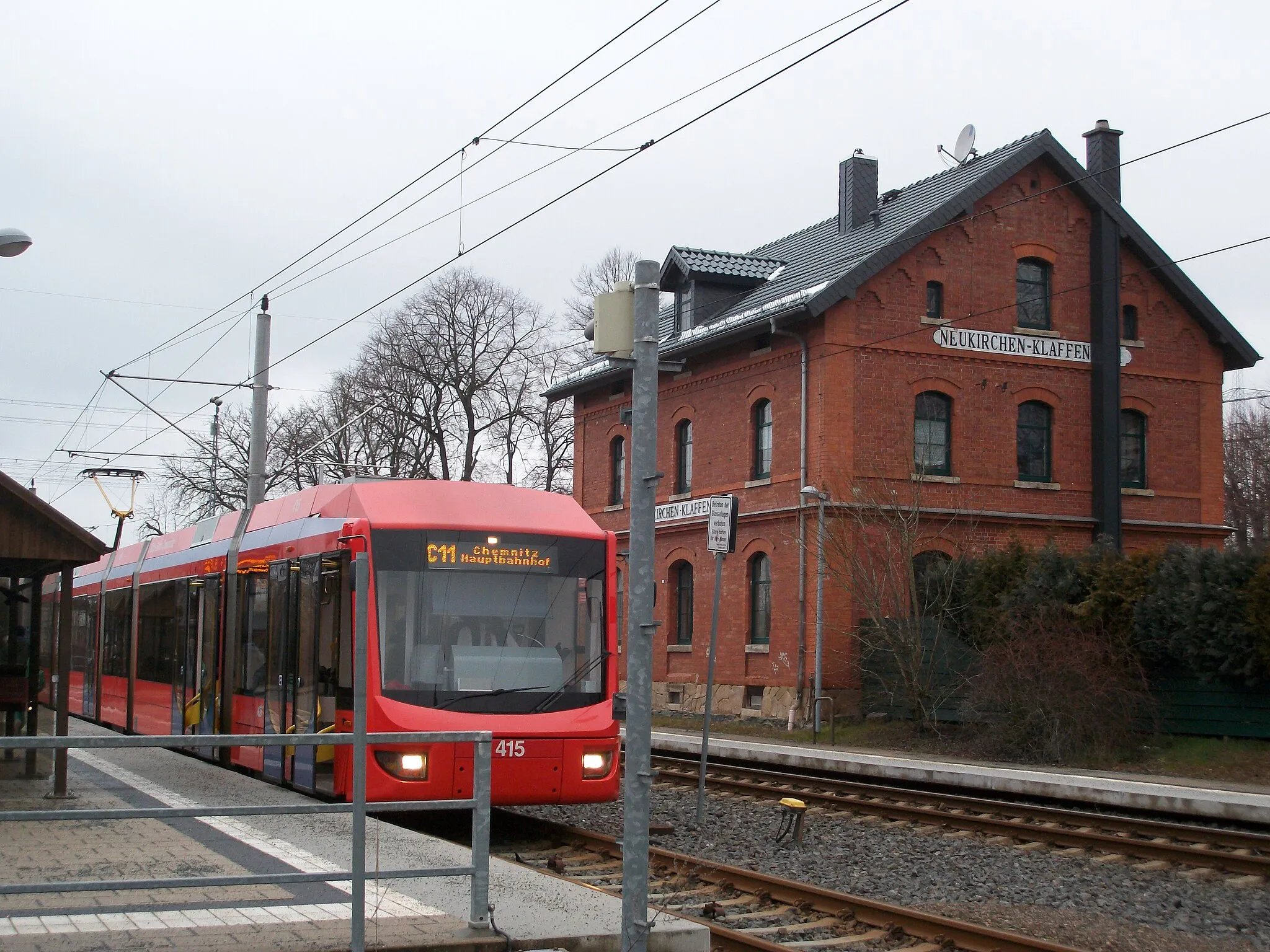 Photo showing: Empfangsgebäude des Bahnhofs Neukirchen-Klaffenbach, gelegen auf dem Gebiet der Gemeinde Neukirchen/Erzgeb., mit Triebwagen der City-Bahn Chemnitz (2016)