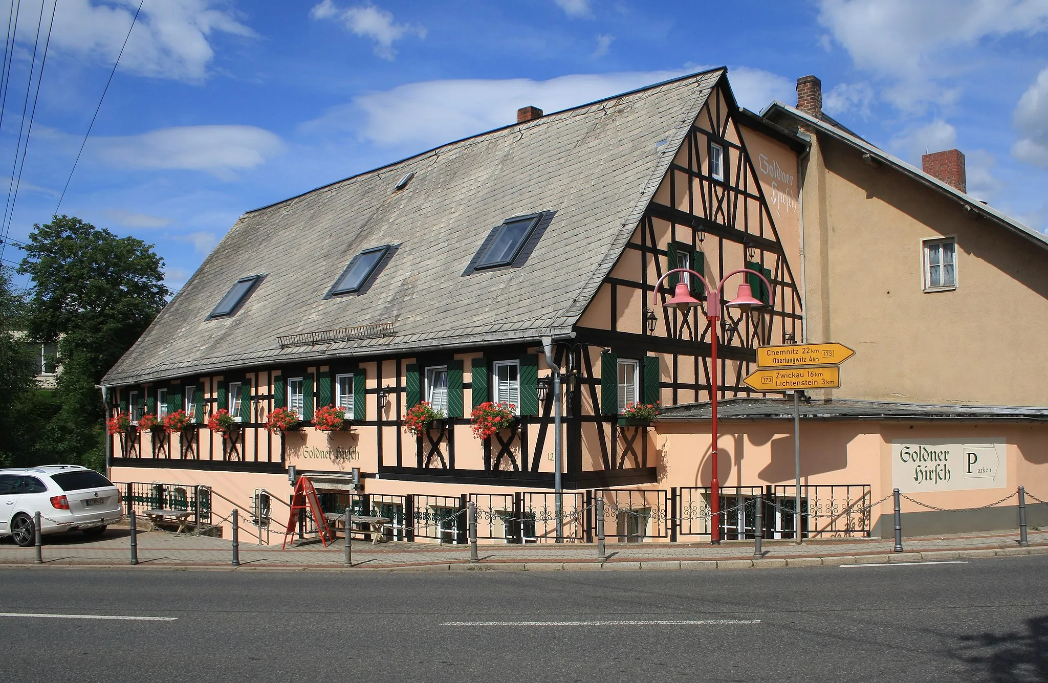 Photo showing: Fachwerkhaus.Dresdner Straße 12 in Bernsdorf (Landkreis Zwickau). Sachsen.Gasthof „Goldener Hirsch“ An der Kreuzung B173.