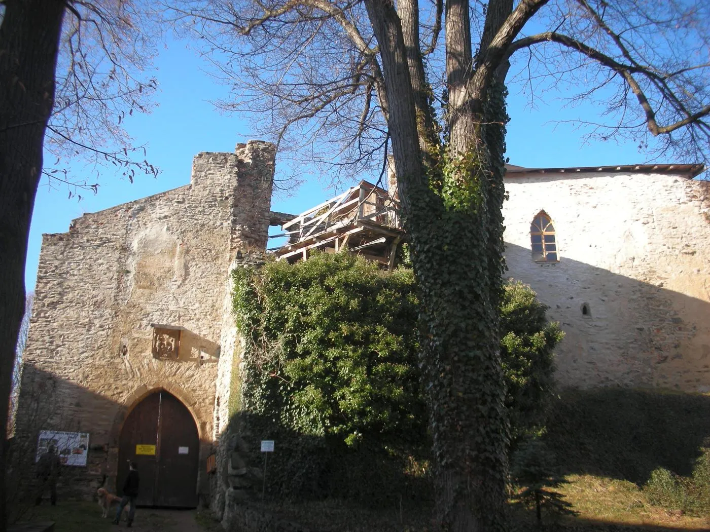 Photo showing: Schlossruine Hartenstein Befestigung und Baustelle rechts vom Innentor