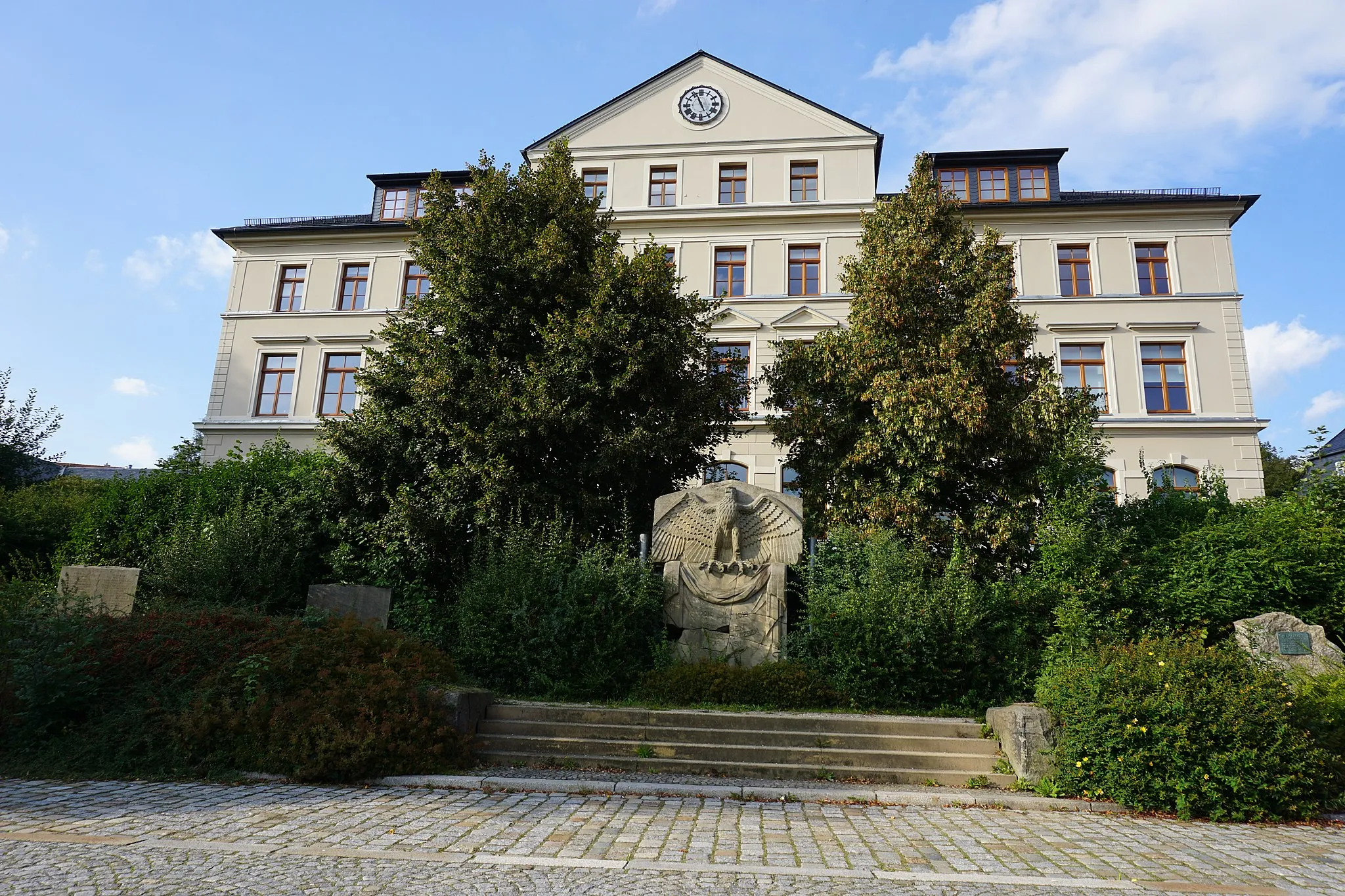 Photo showing: Denkmal der Kriegsgefallenen aus Burkhardtsdorf aus dem Ersten Weltkrieg. In Hintergrund steht die im Zweiten Weltkrieg zerstörte und wiederaufgebaute Kurt-Richter-Schule.