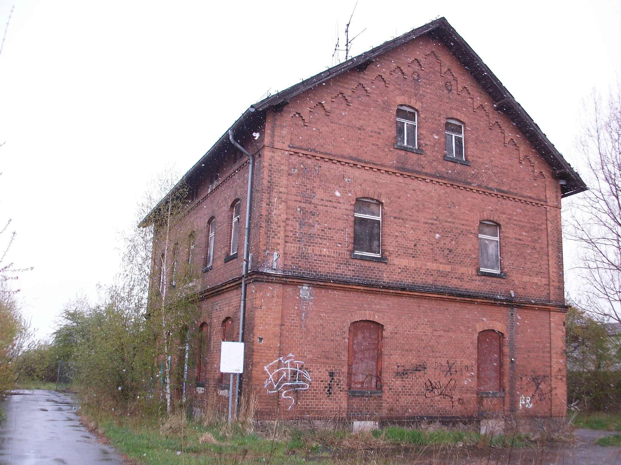 Photo showing: Bahnhof Hartha (Kr Döbeln), Gleisseite (2016)