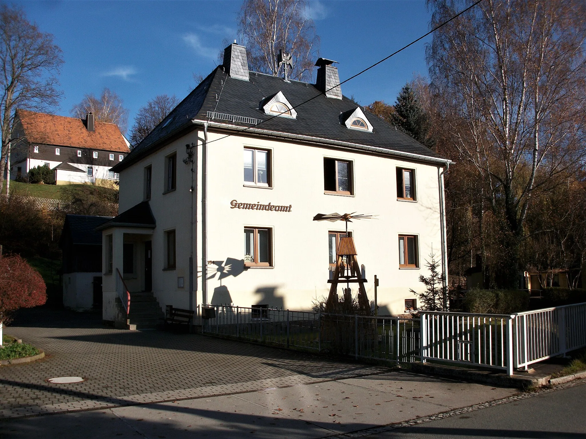 Photo showing: Gemeindeamt Erlbach-Kirchberg mit Ortspyramide