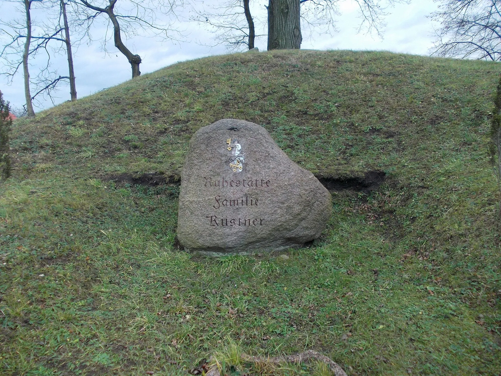 Photo showing: Grave of the Küstner family, owners of Pöschwitz estate, next to the church in Gerstenberg (Altenburger Land district, Thuringia)