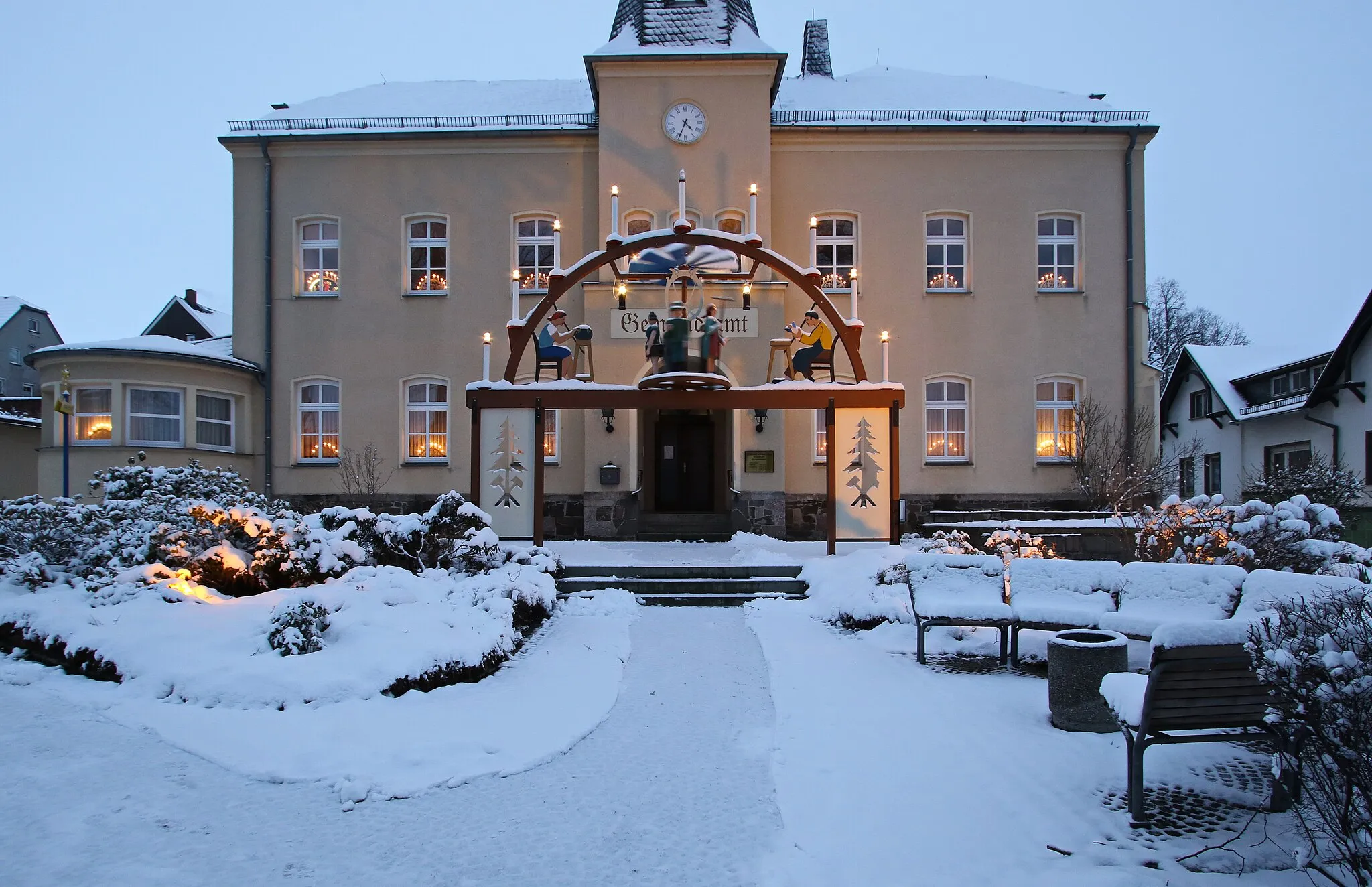 Photo showing: Ortspyramide (Schwibbogen) in Hohndorf. Erzgebirgskreis, Sachsen.