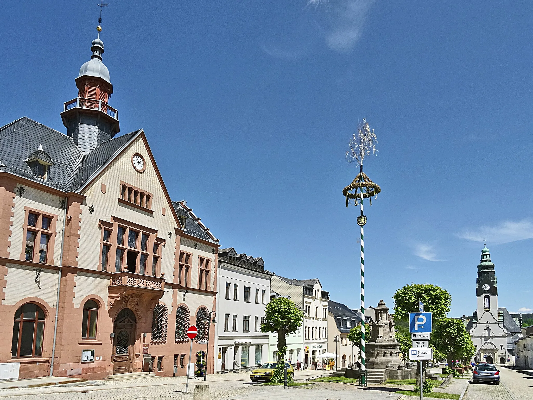 Photo showing: Adorfer Marktplatz mit Rathaus und Michaeliskirche