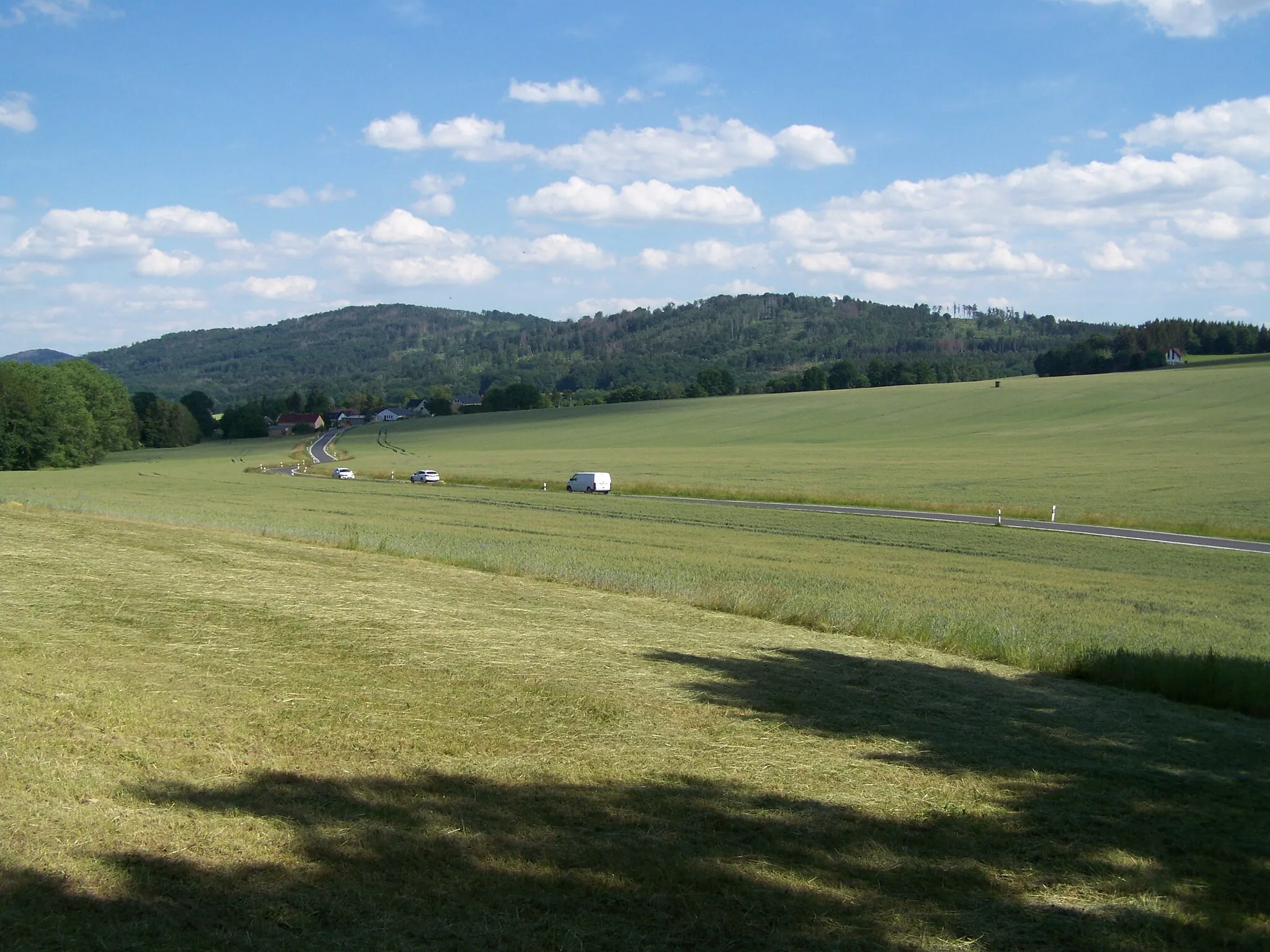 Photo showing: Blick vom Mehltheuerberg zum Döhlener Berg, über das Höhendorf Pielitz