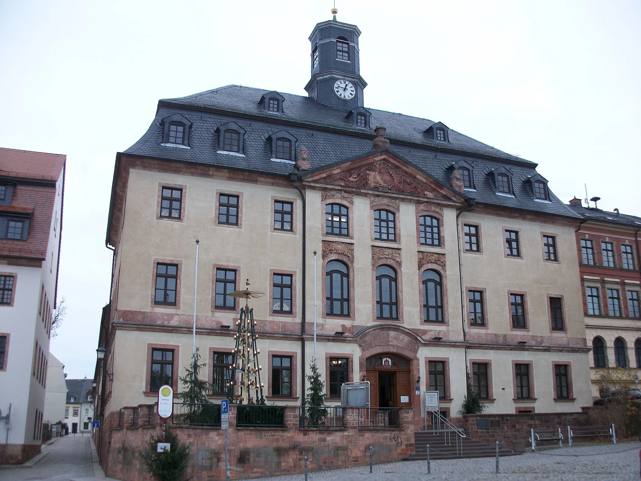 Photo showing: Rathaus Burgstädt mit Ortspyramide