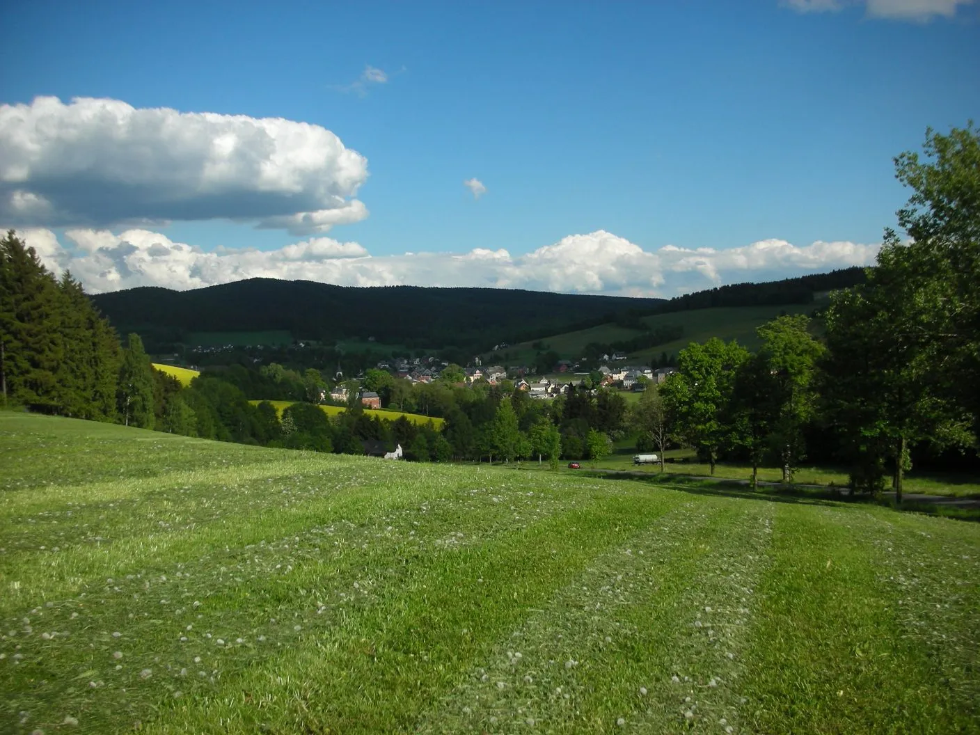 Photo showing: Blick auf Erlbach aus Richtung Wohlhausen (Erlbacher Berg)