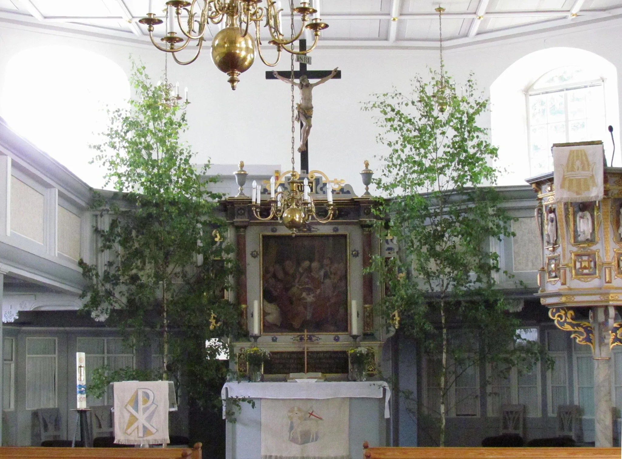 Photo showing: Blick zum Altar in der für das Pfingstfest mit Birken geschmückten Kirche