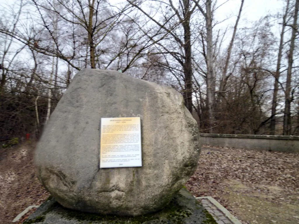 Photo showing: Findling in Espenhain, geborgen aus dem Espenhainer Tagebau. Durch die Gedenktafel soll an den Großtagebau Espenhainer (1937-1996) erinnert werden.