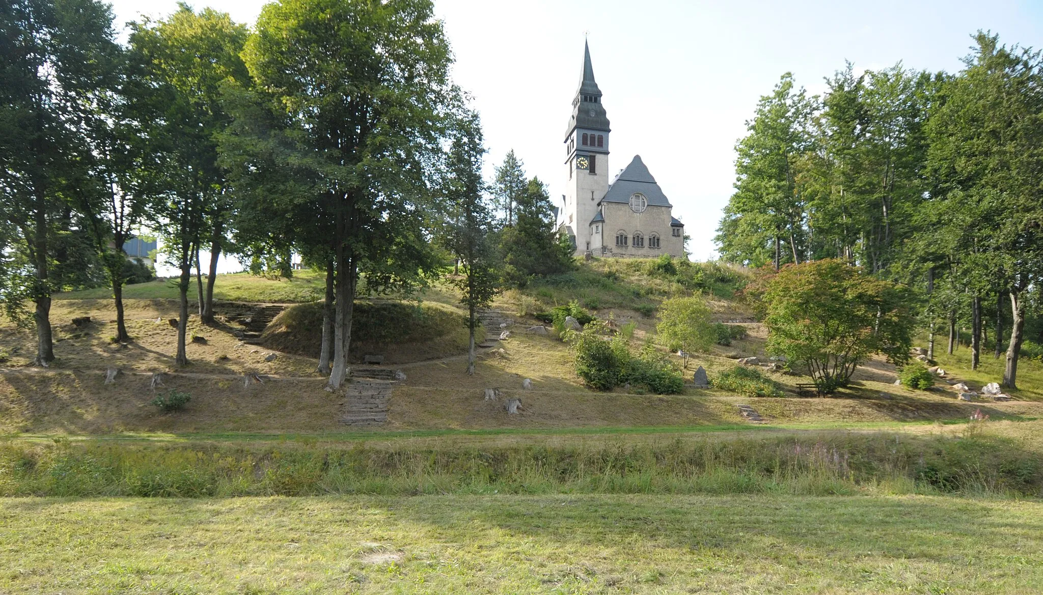 Photo showing: Tannenbergsthal, ev.-luther. Martin-Luther-Kirche und Parkanlage an der Klingenthaler Str. (Vogtlandkreis, Sachsen, Deutschland)