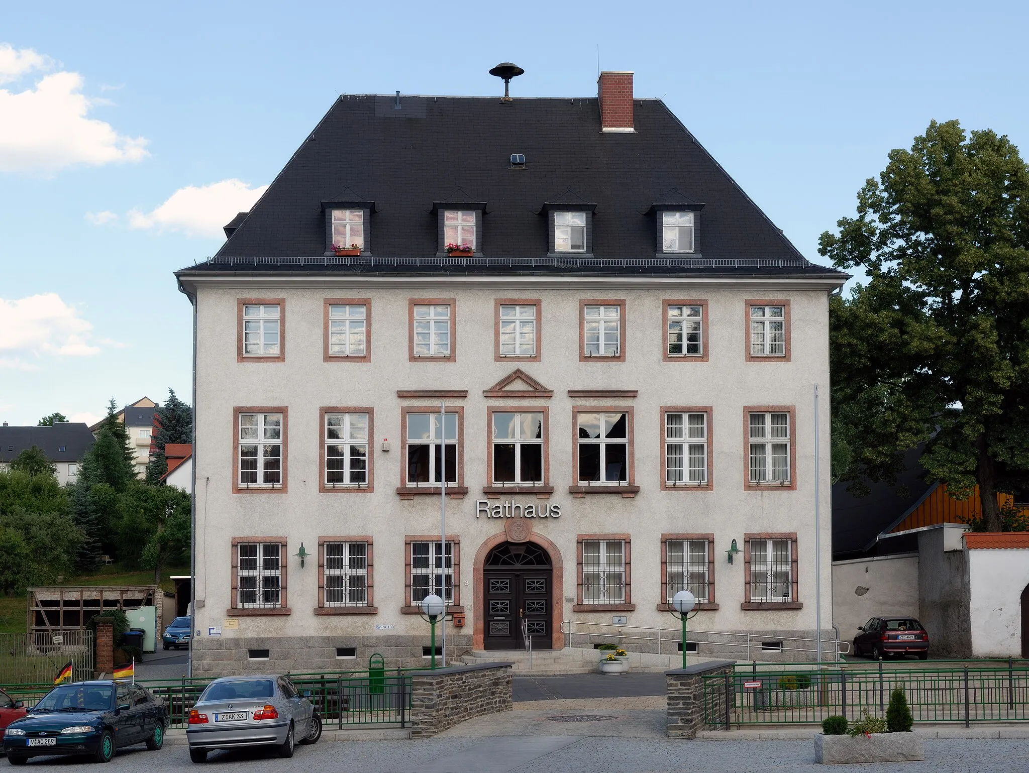 Photo showing: This image shows the townhall in Neumark, Saxony, Germany. It is a five segment panoramic image.