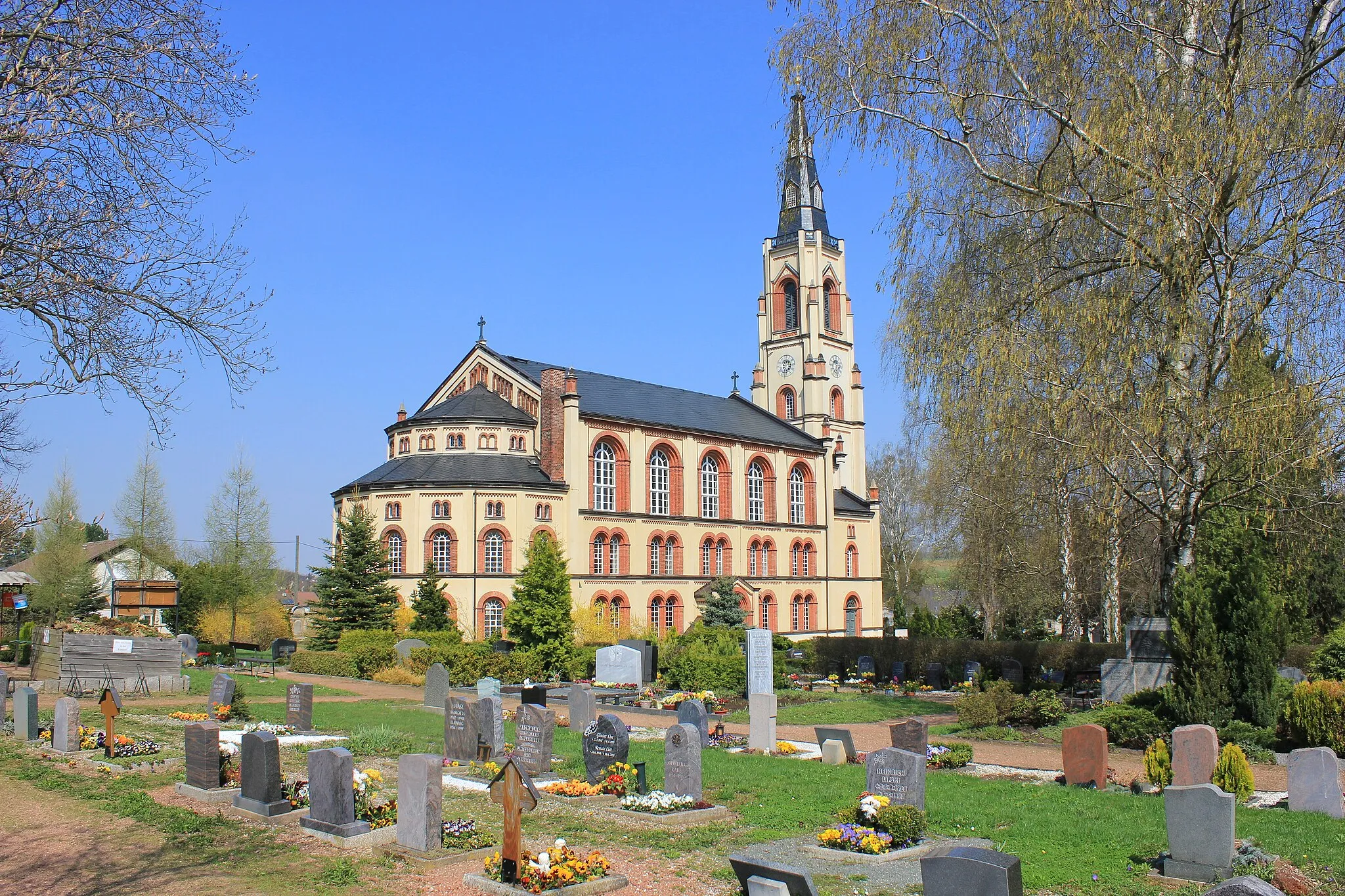 Photo showing: Die Marienkirche wurde 1862 bis 1865 in der Mitte des Ortes erbaut. Sie ist mit einer wertvollen Orgel der Firma Jehmlich ausgestattet. Baumängel machten in der Gegenwart eine umfangreiche Sanierung des Kirchturms nötig, die 1997 begonnen und 2001 abgeschlossen wurde. Während der Sanierung wurde der Helm abgehoben und auf den neu errichteten Turmschaft wieder aufgesetzt. Die Bauleistungen wurden zum größten Teil durch Handwerksbetriebe des Ortes erbracht.