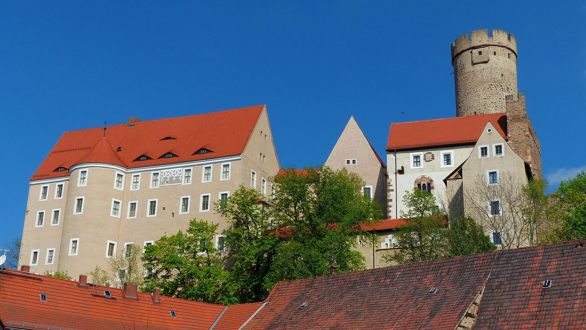Photo showing: Burg Gnandstein (Sachsen): Ansicht von Süden mit Neuer Kemenate, Palas und Bergfried