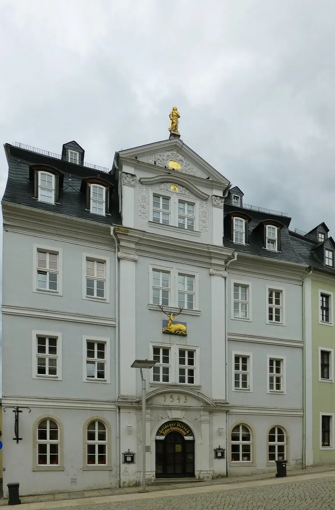 Photo showing: Zum Goldener Hirsch, built in 1543, Schneeberg, Saxony.