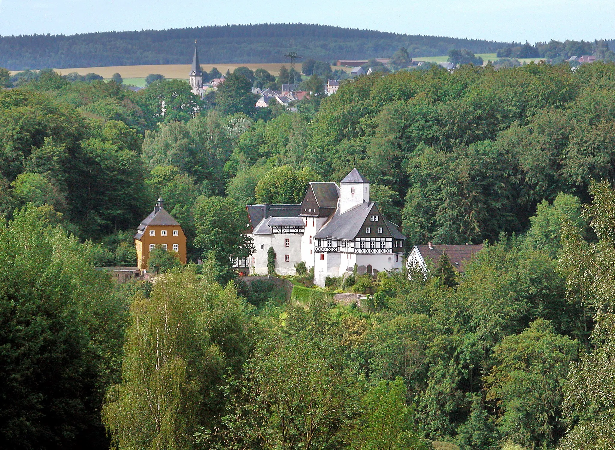 Photo showing: 22.07.2009  09514  Rauenstein (Pockau-Lengefeld), Rauenstein 4 (GMP: 50.728442,13.201055): Schloß Rauenstein. Mittelalterliche Burg (13./14. Jh.), um 1630 Umbauten 
und Erweiterungen. In der DDR Kindererholungsheim. 1999 von Carl-Wilhelm von Herder reprivatisiert. Sicht von Norden. Nicht öffentlich zugänglich. Im Hintergrund der Ort Lengefeld.                                                                                                                                                                                   [DSCN38271.TIF]20090722310DR.JPG(c)Blobelt