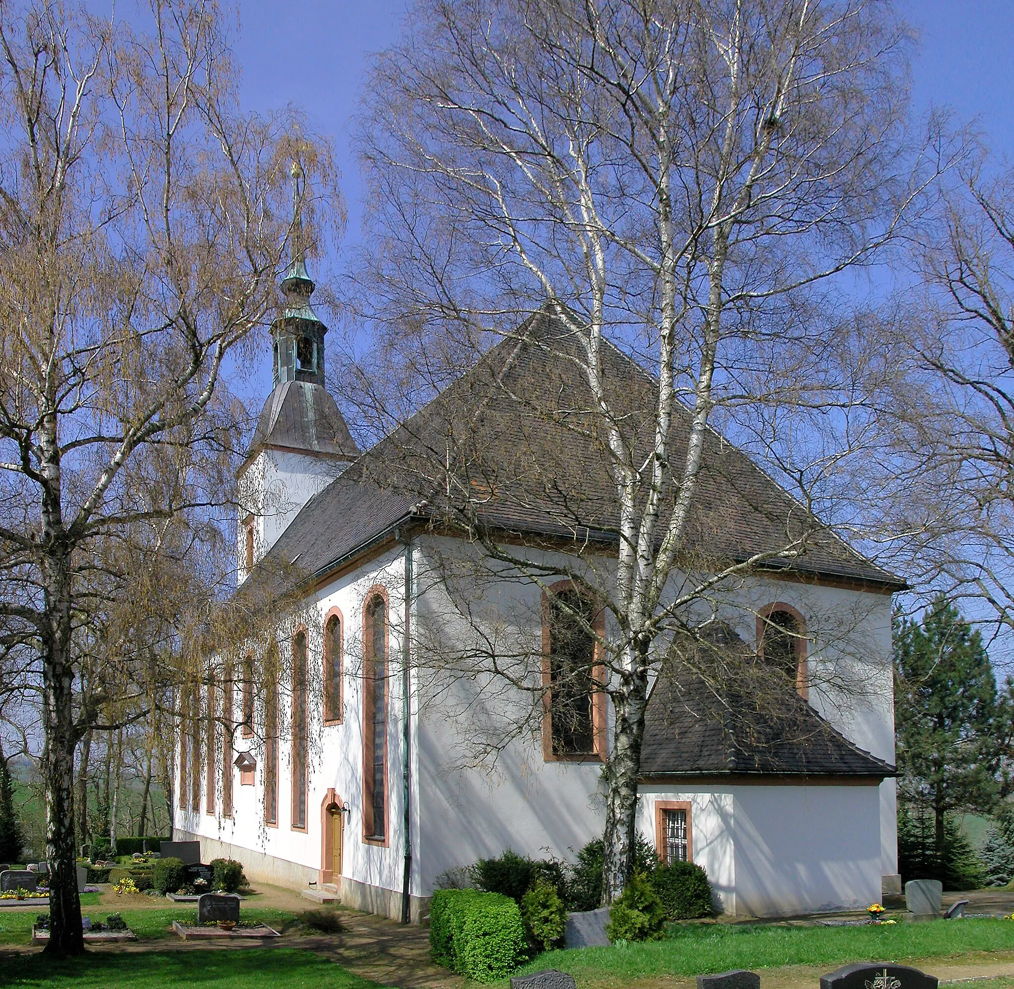 Photo showing: 17.04.2010  04746  Gersdorf (Hartha), Kirchberg (GMP: 51.124864,12.938938): Dorfkirche. Ihr Ursprung geht auf die Kolonisationszeit zurück. Die alte Dorfkirche brannte mehrfach ab, doch konnten jeweils Teile der Ausstattung gerettet werden. Das jetzige Kirchengebäude wurde 1801 bis 1805 errichtet. 
Die Bauausführung lag bei Zimmermeister Johann Gottlieb Ilgen, dem Pächter der Kriebsteiner Mühle. Sicht von Südosten.                                                      [DSCN41279-41280.TIF]20100417160MDR.JPG(c)Blobelt