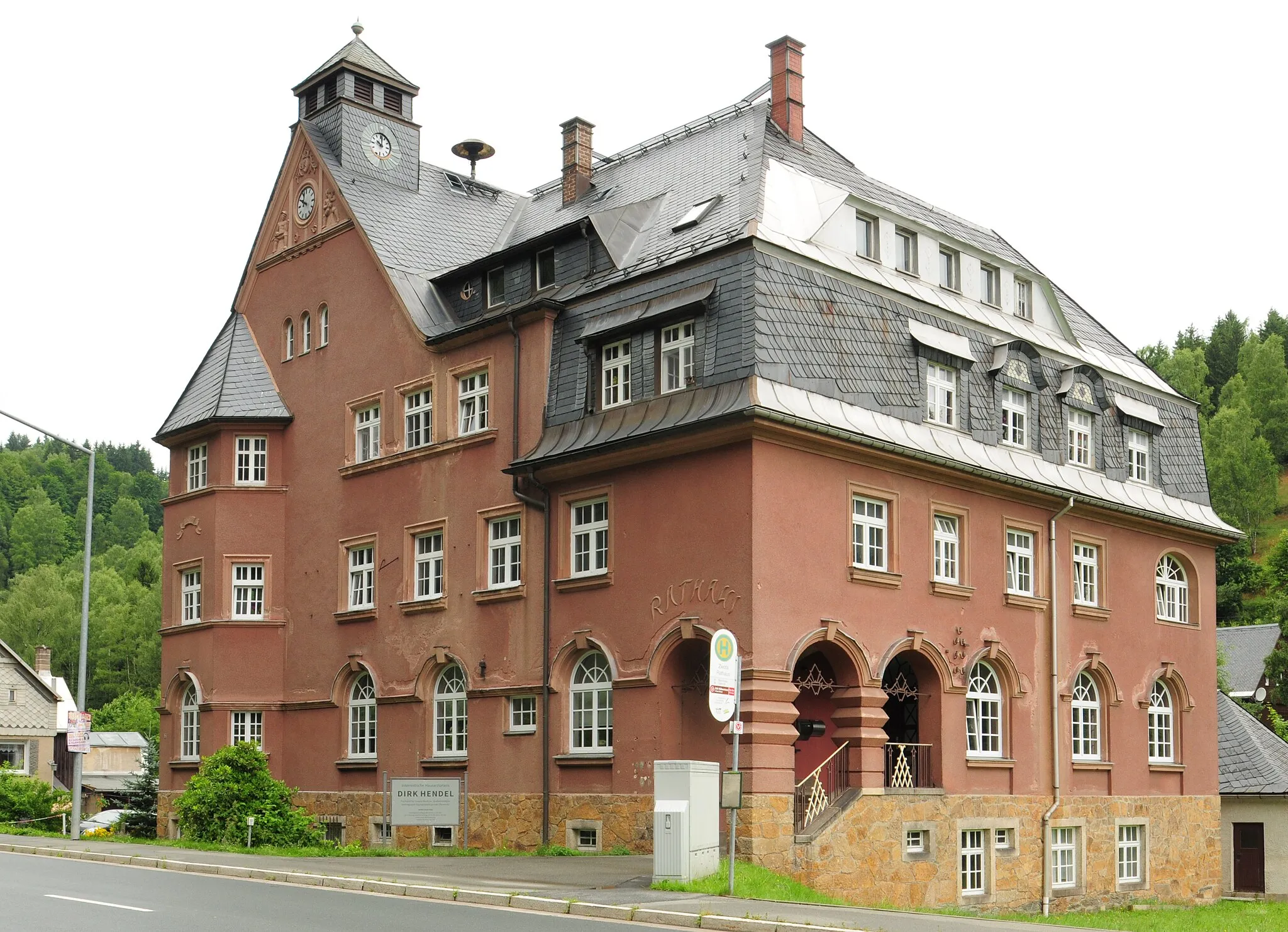 Photo showing: Klingenthal, OT Zwota: ehemaliges Rathaus, Markneukirchner Str. 32 (Vogtlandkreis, Freistaat Sachsen, Deutschland)