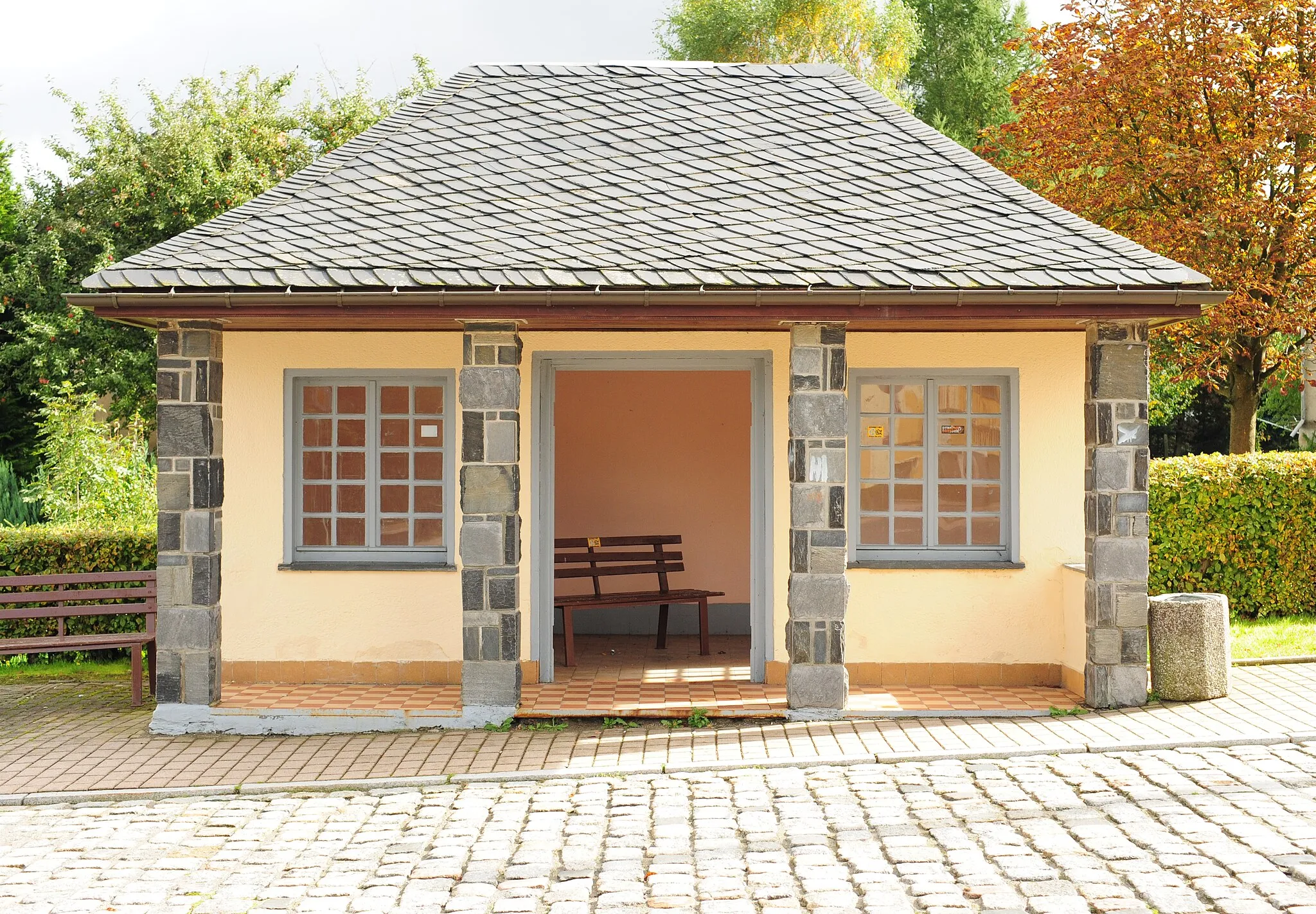 Photo showing: Werda / Vogtland, bus shelter, construction with slate (district Vogtlandkreis, Free State of Saxony, Germany)