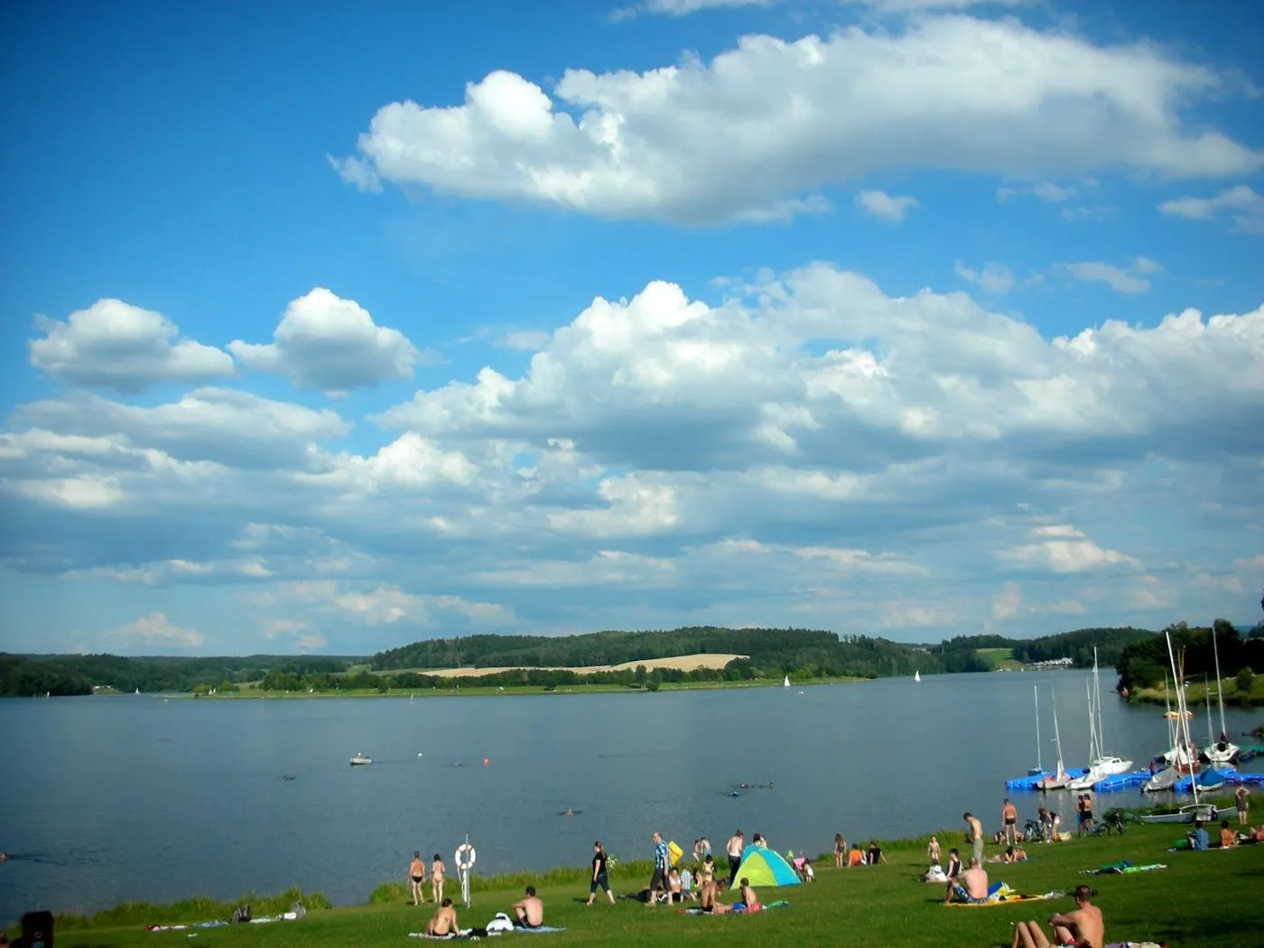 Photo showing: Liegewiese am Gunzenberg an der Talsperre Pöhl