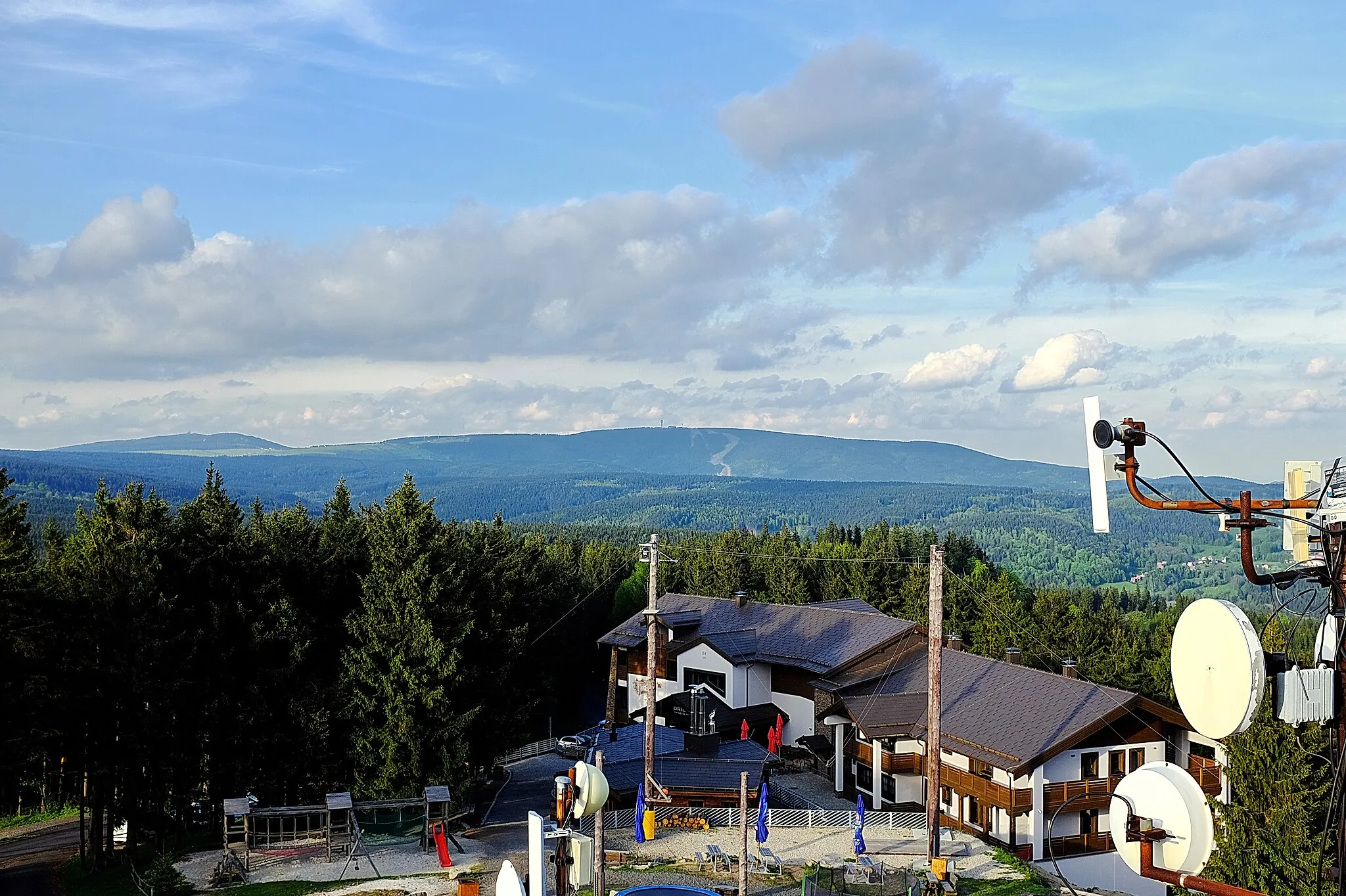 Photo showing: Plešivec (1028 m), Krušné hory, pohled směrem na Klínovec, okres Karlovy Vary