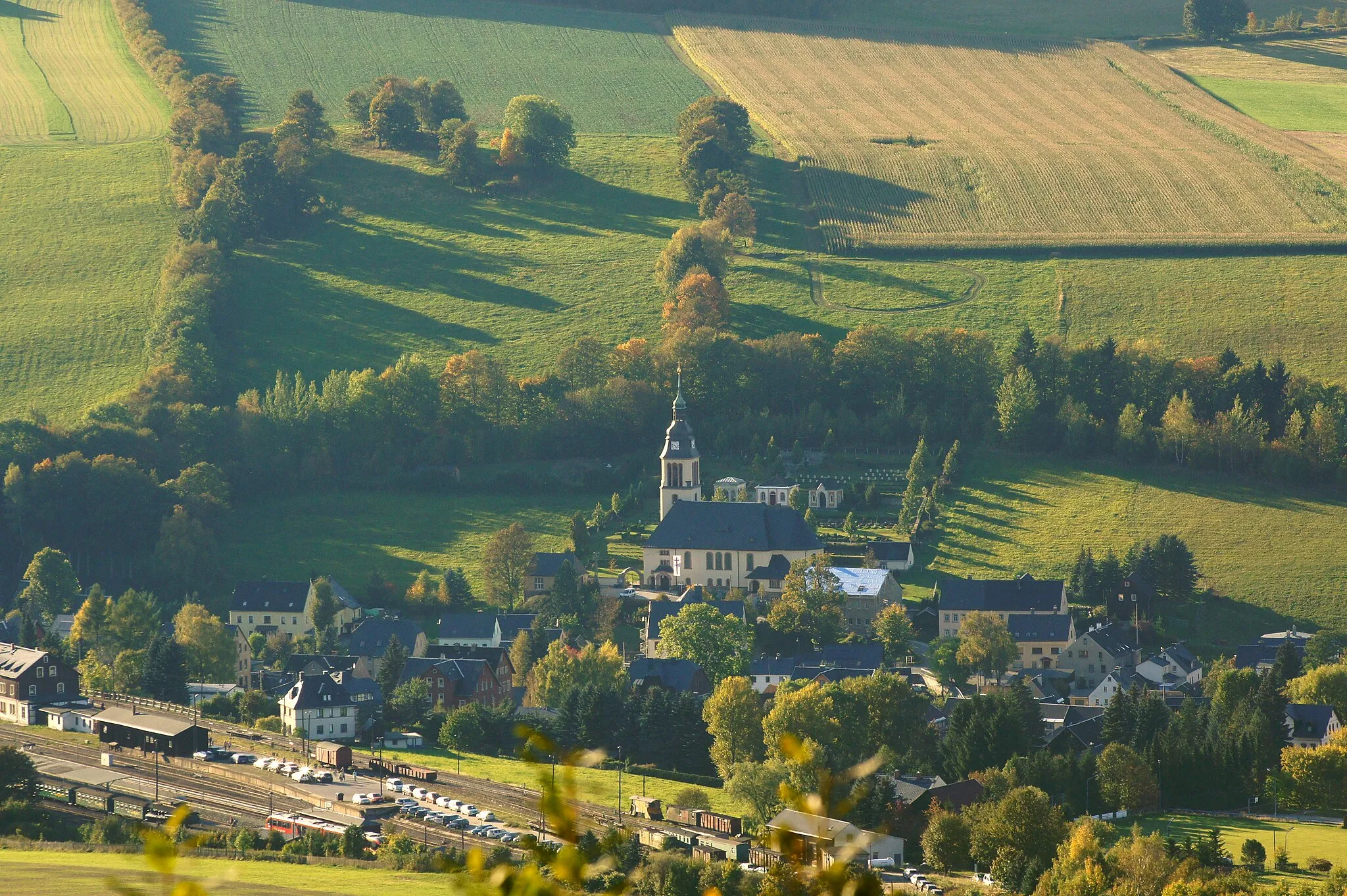 Photo showing: Cranzahl im Erzgebirge, Blick vom Bärenstein (mit Bahnhof, Himmelfahrtskirche)