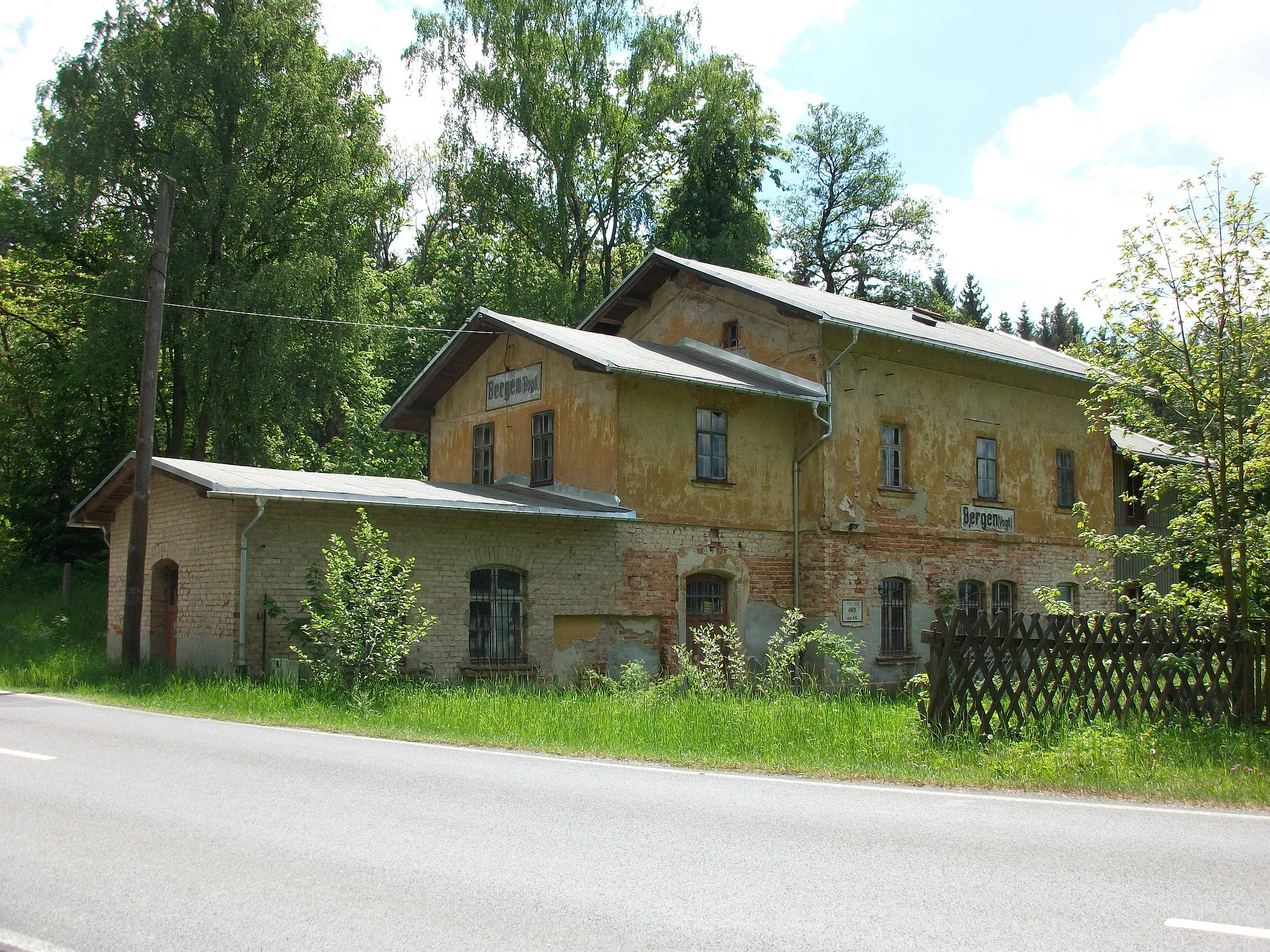 Photo showing: Haltepunkt Bergen (Vogtl), Empfangsgebäude (2017)