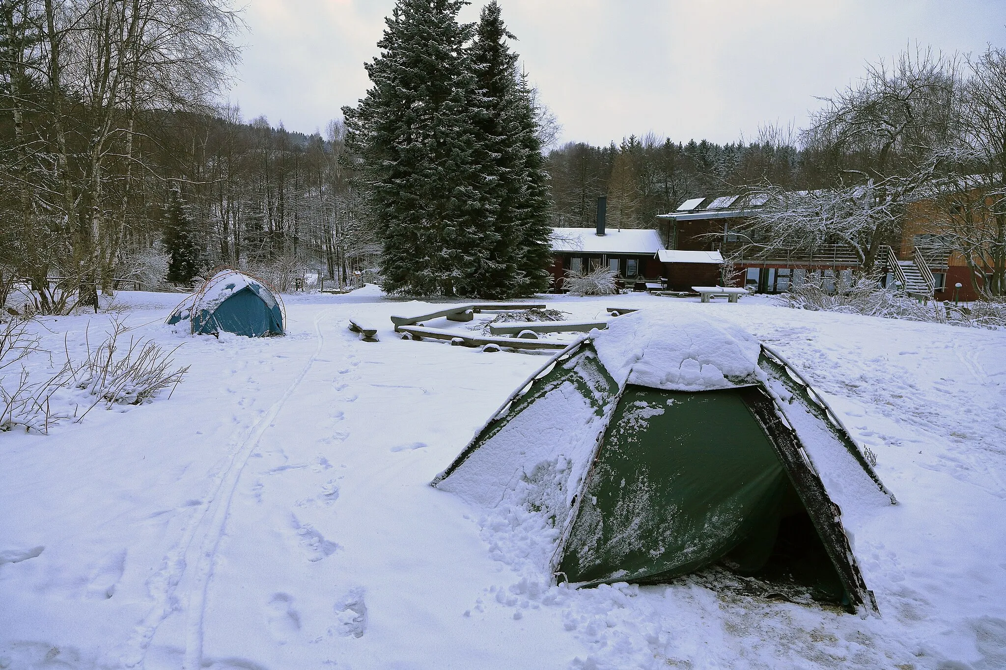 Photo showing: … im Naturschutzzentrum Dörfel, Gemeinde Schlettau. In der Nacht vor dem aufnahmezeitpunkt hat es erneut geschneit.
Winterfeste Unterkünfte gibt es hier auch.