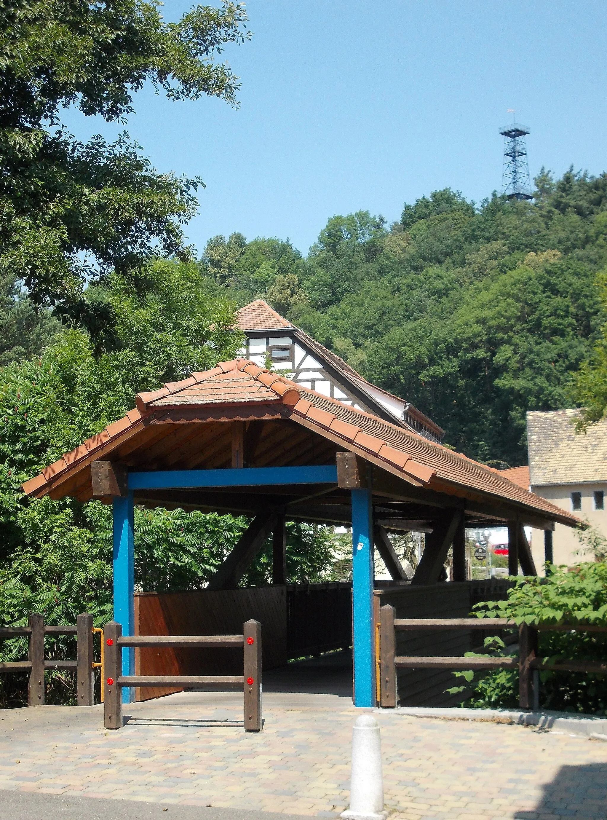 Photo showing: Footbridge over the Sprotte river on Grenzstrasse in Schmölln (Altenburger Land district, Thuringia), with Ernst Agnes Tower in the background