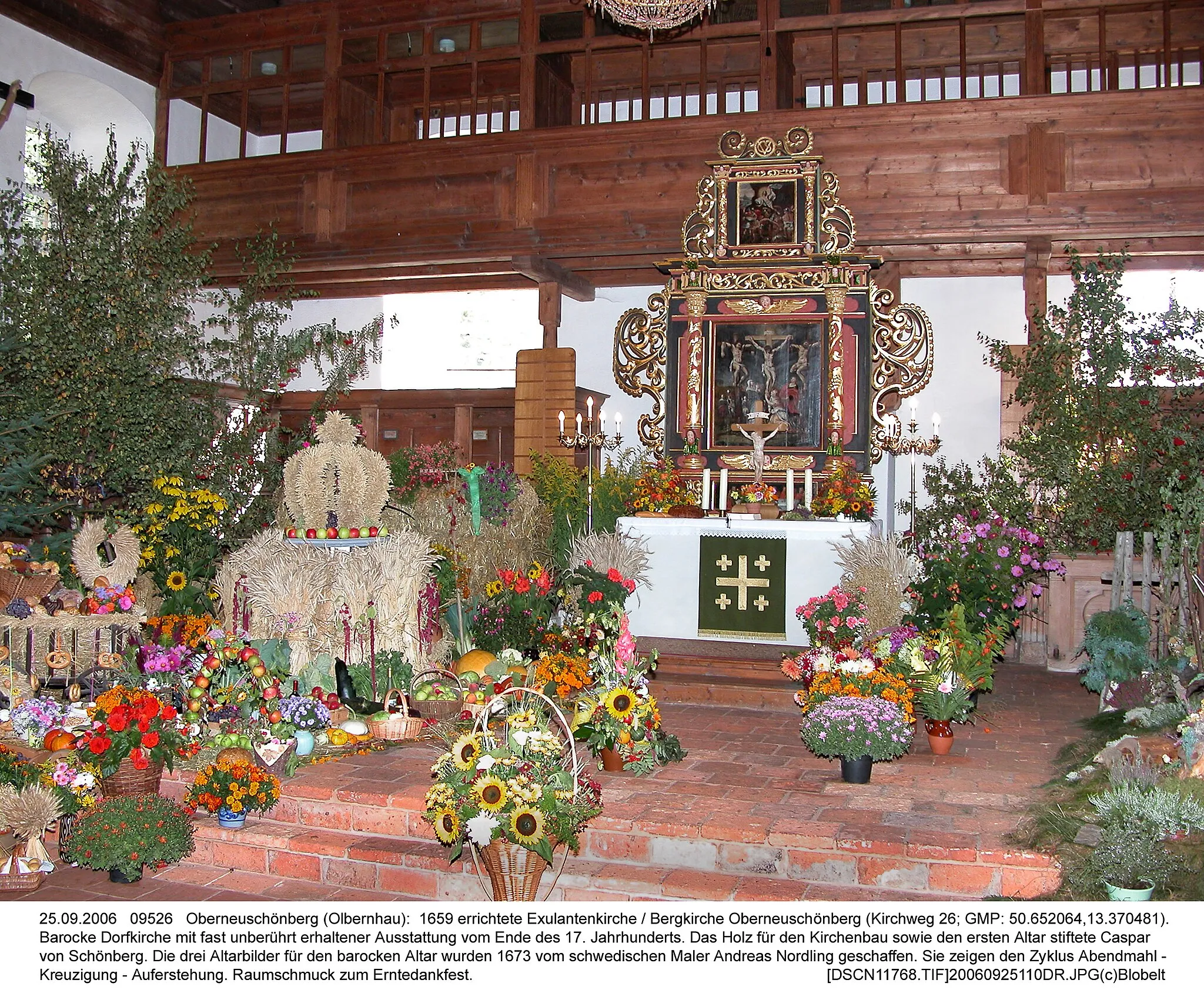 Photo showing: 25.09.2006   09526   Oberneuschönberg (Olbernhau):  1659 errichtete Exulantenkirche / Bergkirche Oberneuschönberg (Kirchweg 26; GMP: 50.652064,13.370481). Barocke Dorfkirche mit fast unberührt erhaltener Ausstattung vom Ende des 17. Jahrhunderts. Das Holz für den Kirchenbau sowie den ersten Altar stiftete Caspar von Schönberg. Die drei Altarbilder für den barocken Altar wurden 1673 vom schwedischen Maler Andreas Nordling geschaffen. Sie zeigen den Zyklus Abendmahl - Kreuzigung - Auferstehung. Raumschmuck zum Erntedankfest.                                                                                  [DSCN11768.TIF]20060925110DR.JPG(c)Blobelt