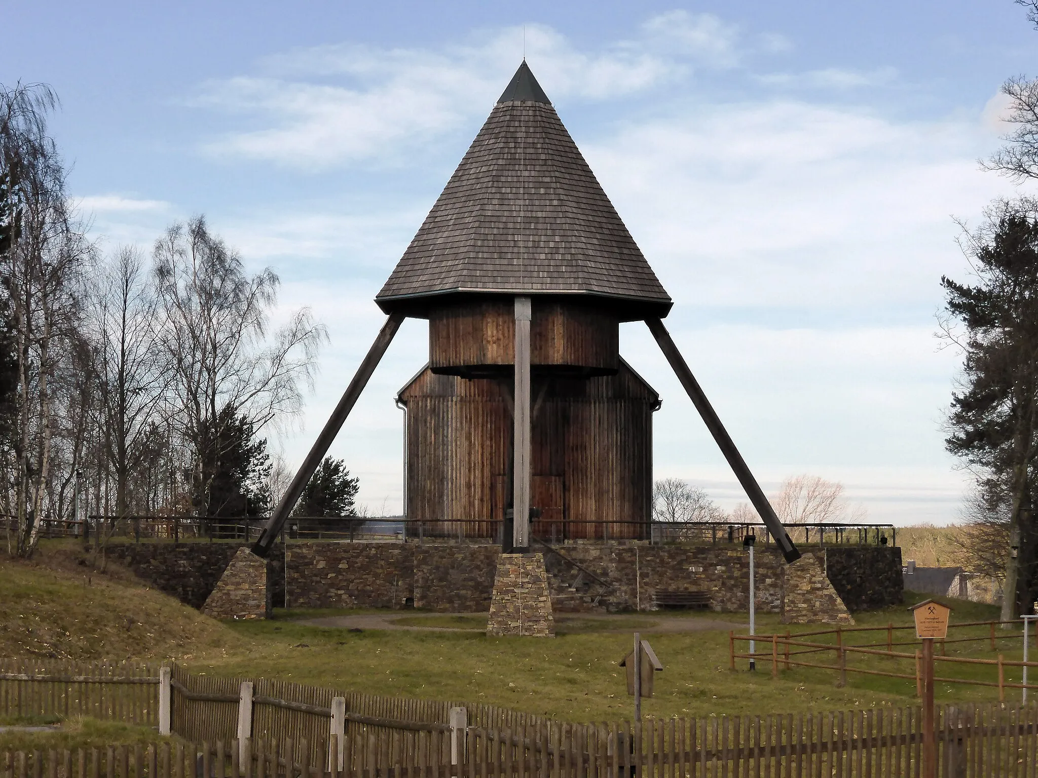 Photo showing: Pferdegöpel des Rudolphschacht in Lauta (Marienberg), Erzgebirgskreis - Sachsen.