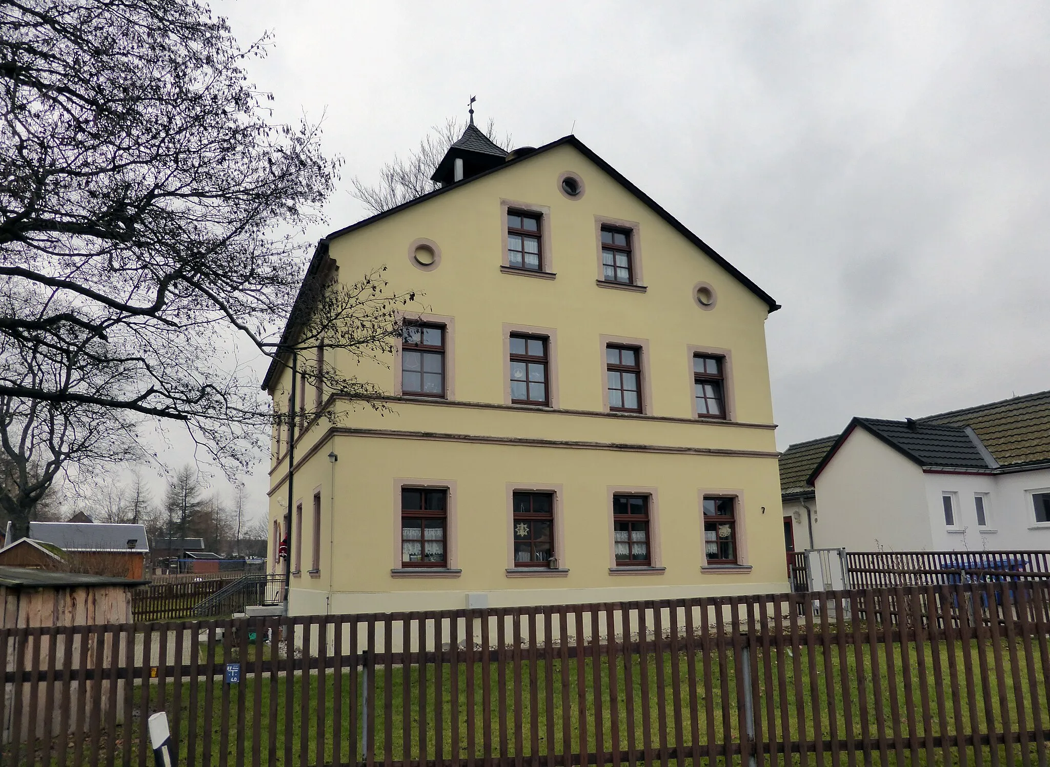 Photo showing: Ehemaliges Schulgebäude in Lauta (Marienberg) (Gartenstrasse), Erzgebirgskreis - Sachsen.