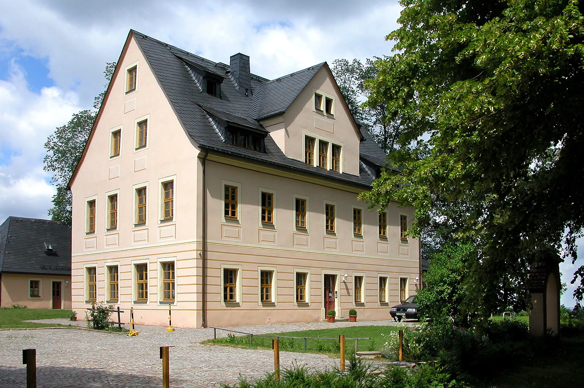 Photo showing: 21.06.2003   09573  Augustusburg, Kirchplatz 2 (GMP: 50.815263,13.098662): Der Lotterhof, einst Wohnhaus von Hieronymus Lotter, dem Baumeister von Schloß  Augustusburg.
[DSCN...JPG]20030621130DR.JPG(c)Blobelt