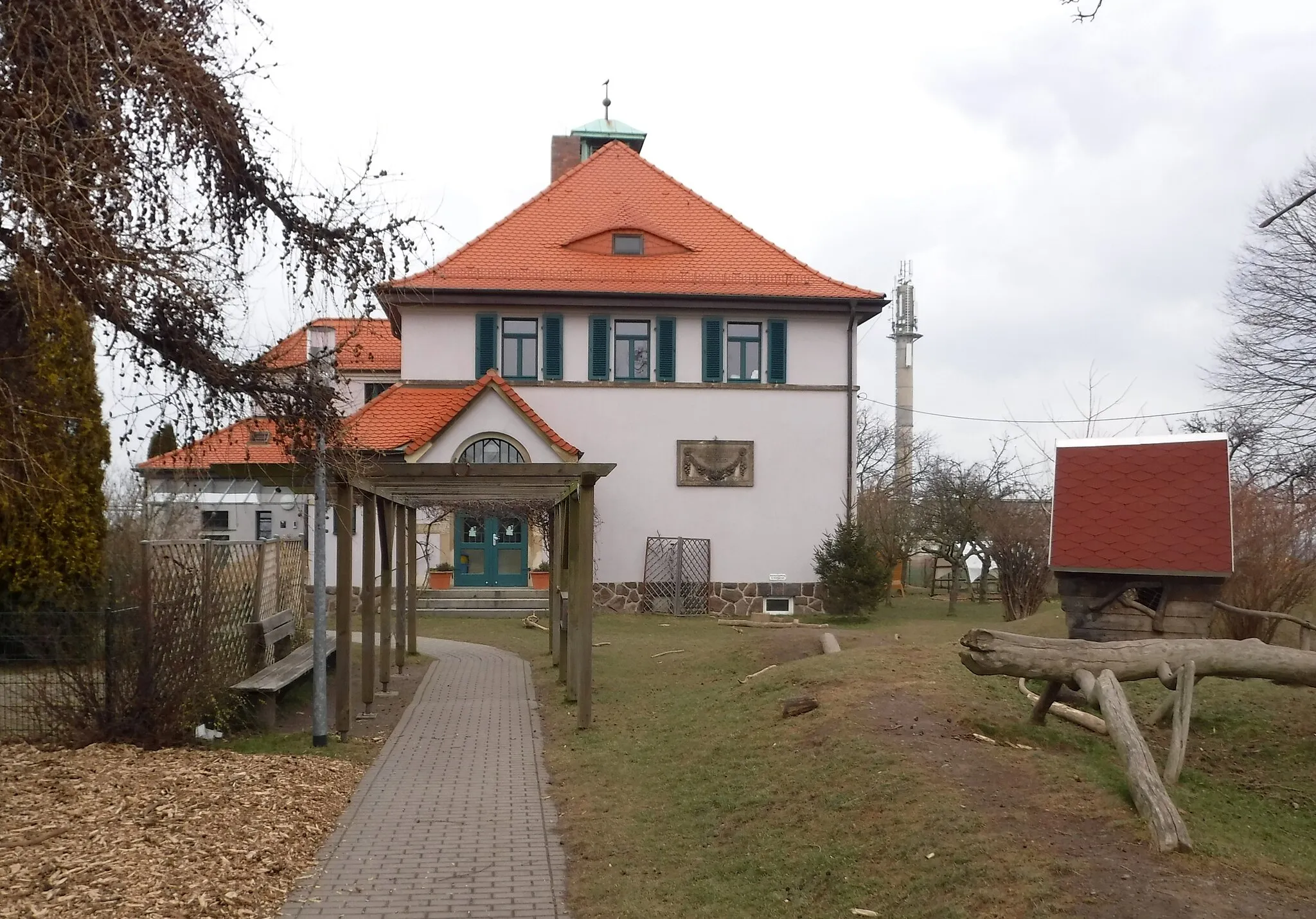 Photo showing: Alte Schule Brabschütz (Kulturdenkmal), Oberlandstraße 6. Heute Kindergarten