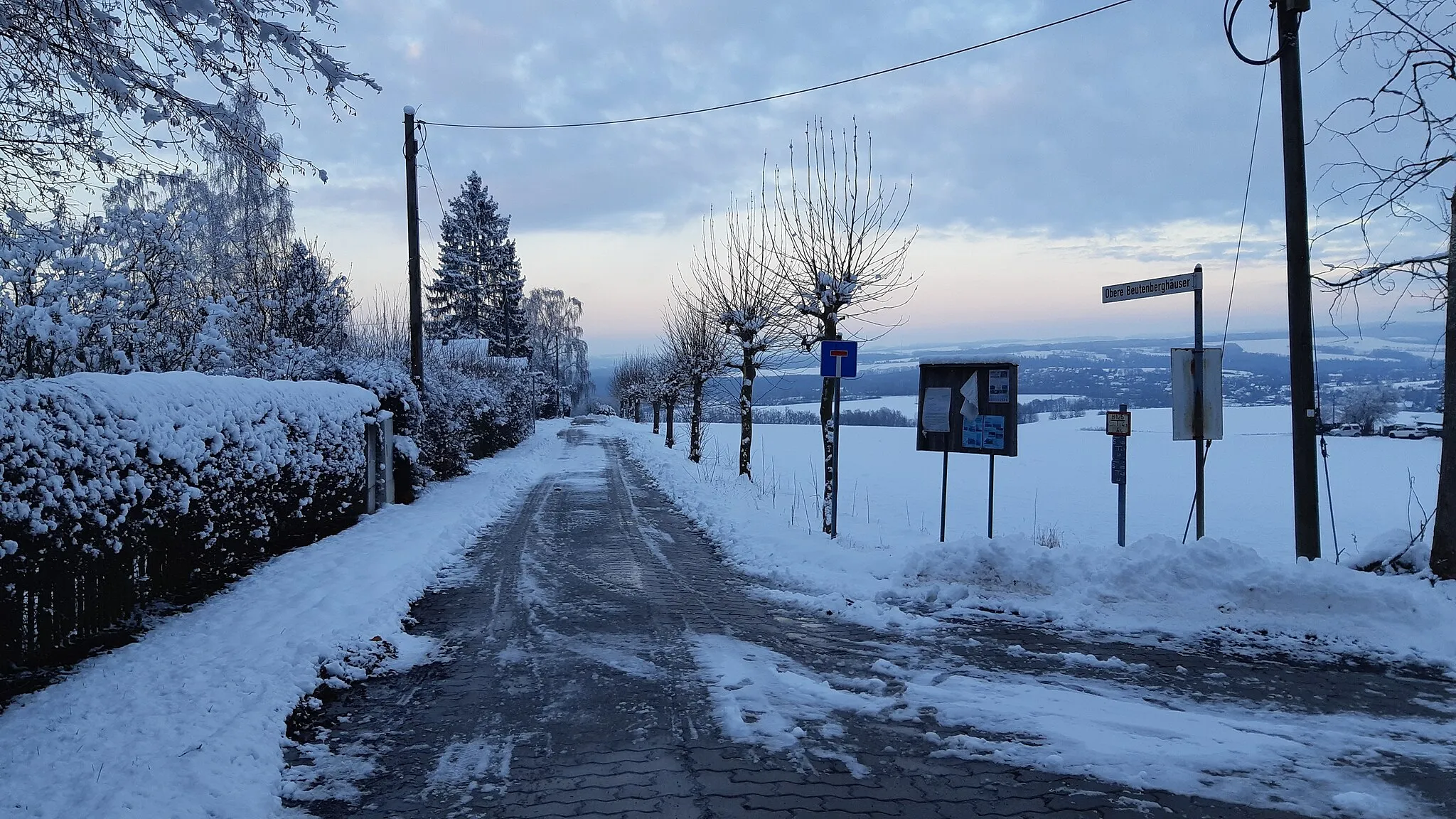 Photo showing: Obere Beutenberghäuser ist ein T-förmiger Straßenzug in Niederwiesa, Landkreis Mittelsachsen. Er befindet sich im äußersten Südwesten des Gemeindegebiets am Beutenberg und ist straßenseitig nur von Chemnitz aus zu erreichen, im Bild die eigentliche Wohngebietsstraße, Blick Richtung Norden.