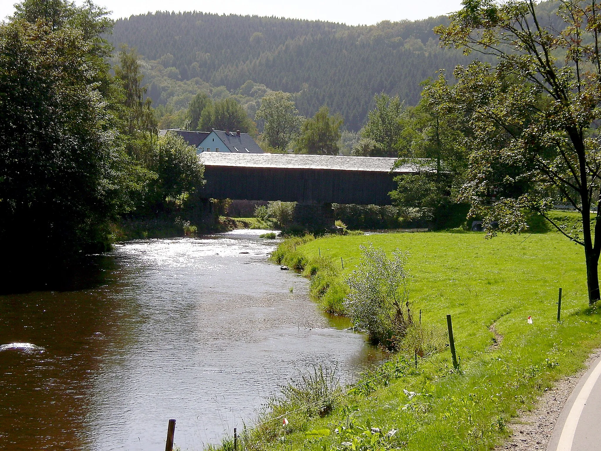 Photo showing: Die gedeckte Hennersdorfer Holzbrücke im Jahr 2006