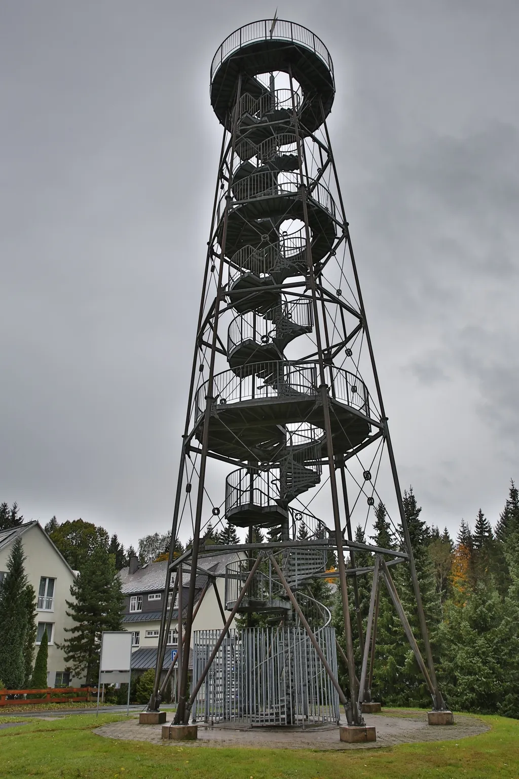 Photo showing: Aussichtsturm auf der Dreibrüderhöhe (688 Meter) bei Marienberg im Erzgebirge.